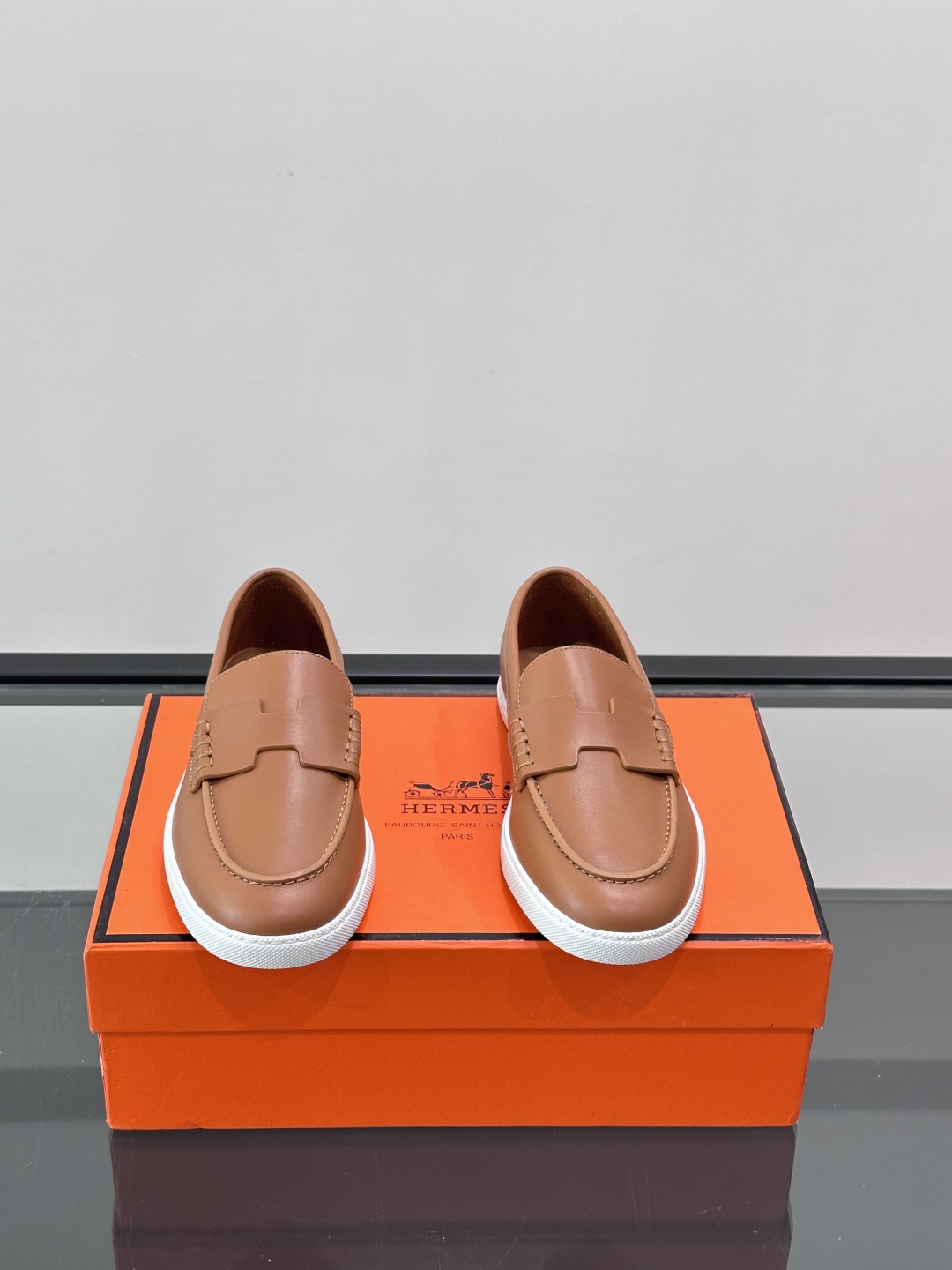 爱马仕 Job乐福鞋 👞麂皮山羊皮乐福鞋，搭配橡胶鞋底，经典“H”型鞋面。款式穿着感受舒适，打造休闲都市