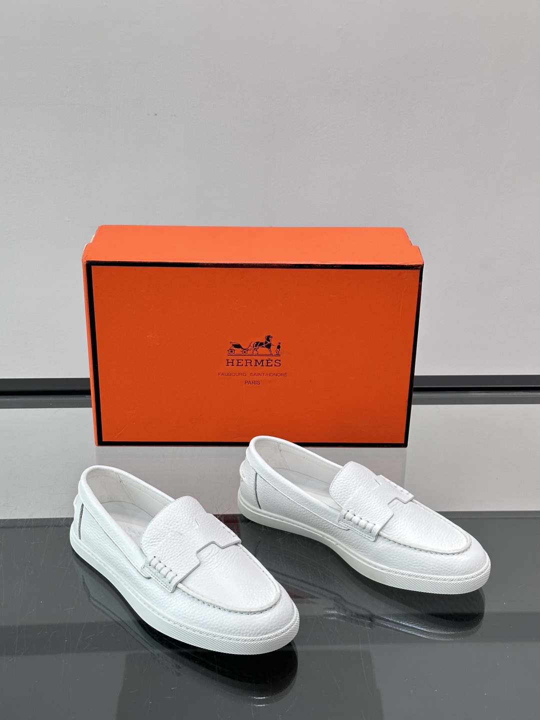 爱马仕 Job乐福鞋 👞麂皮山羊皮乐福鞋，搭配橡胶鞋底，经典“H”型鞋面。款式穿着感受舒适，打造休闲都市