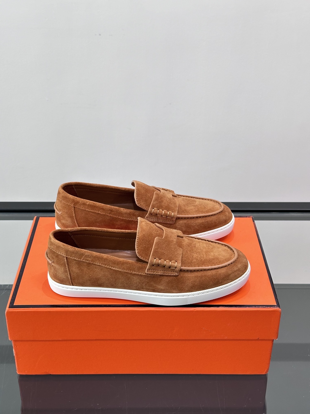 爱马仕 Job乐福鞋 👞麂皮山羊皮乐福鞋，搭配橡胶鞋底，经典“H”型鞋面。款式穿着感受舒适，打造休闲都市