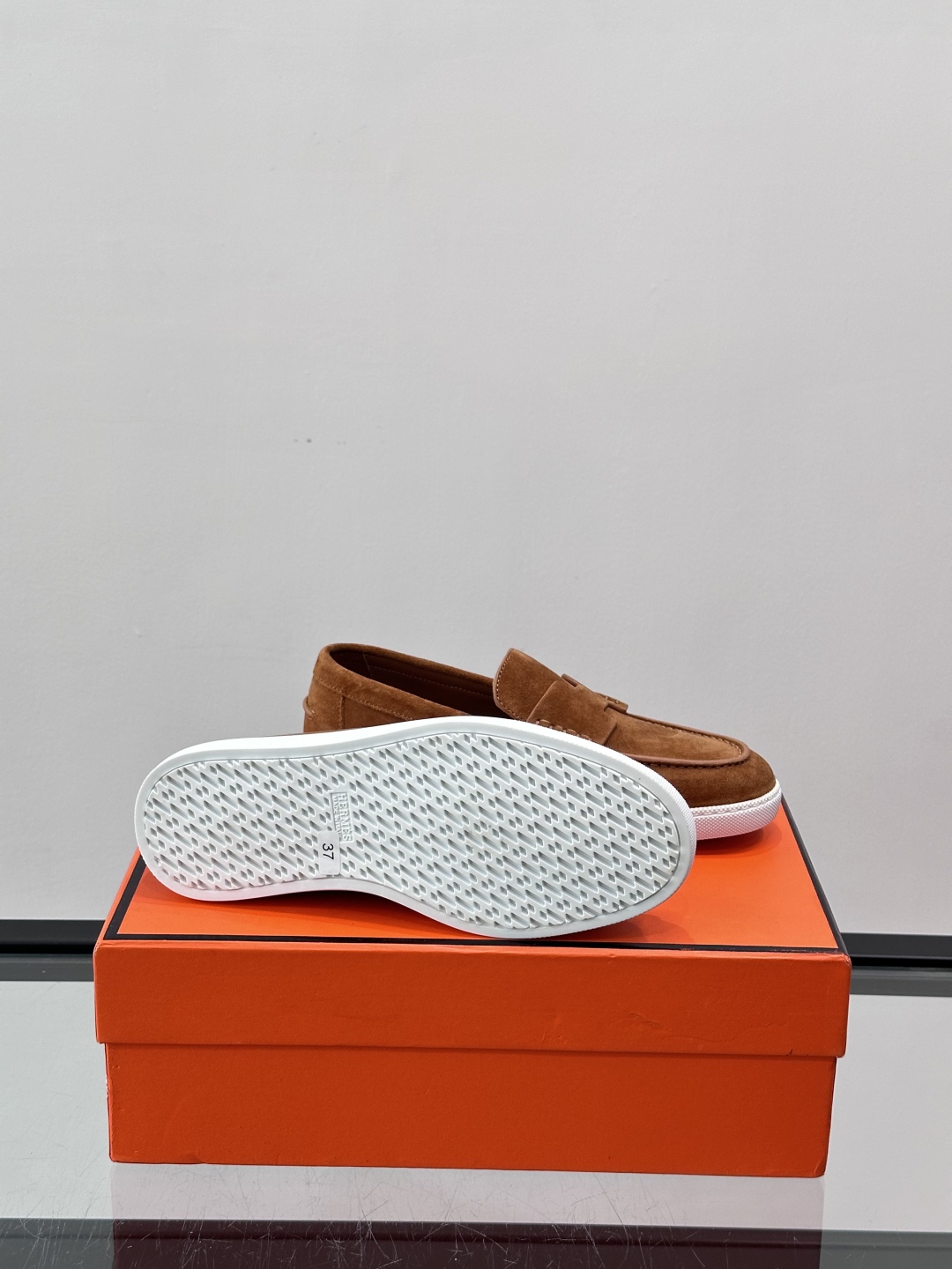 爱马仕 Job乐福鞋 👞麂皮山羊皮乐福鞋，搭配橡胶鞋底，经典“H”型鞋面。款式穿着感受舒适，打造休闲都市