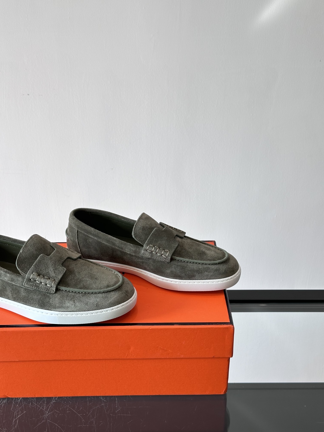 爱马仕 Job乐福鞋 👞麂皮山羊皮乐福鞋，搭配橡胶鞋底，经典“H”型鞋面。款式穿着感受舒适，打造休闲都市