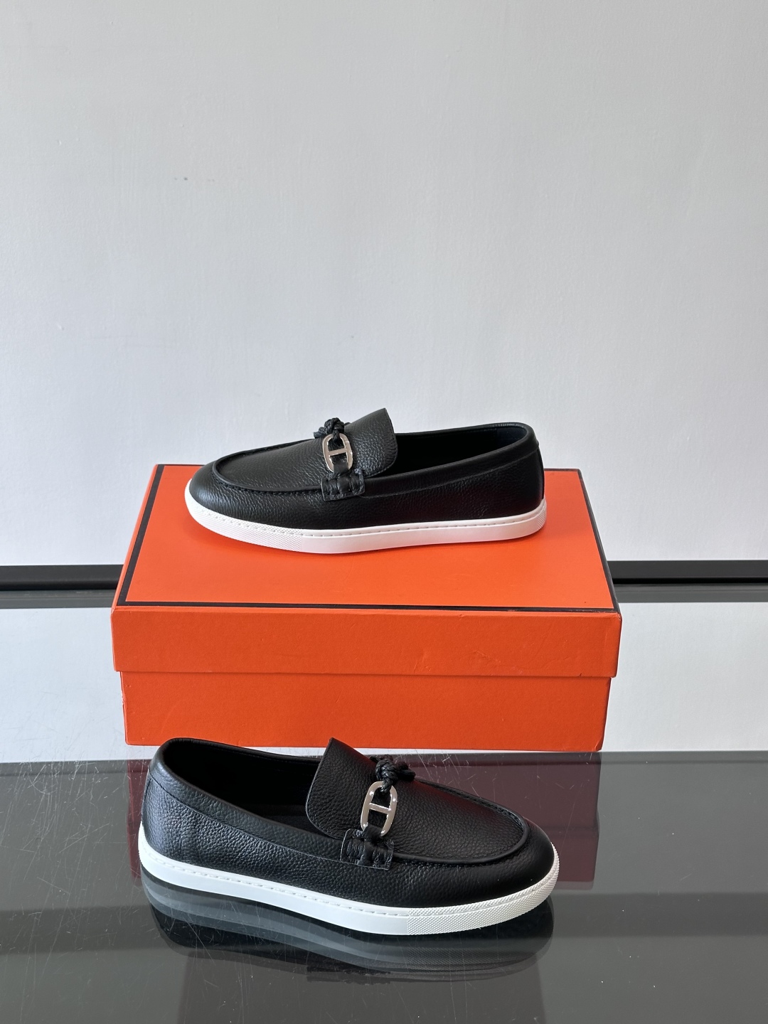 H爱马仕Ignacio乐福鞋👞。麂皮小牛皮乐福鞋，饰有皮革编绳和镀钯“Chaine d'Ancre”鞋扣