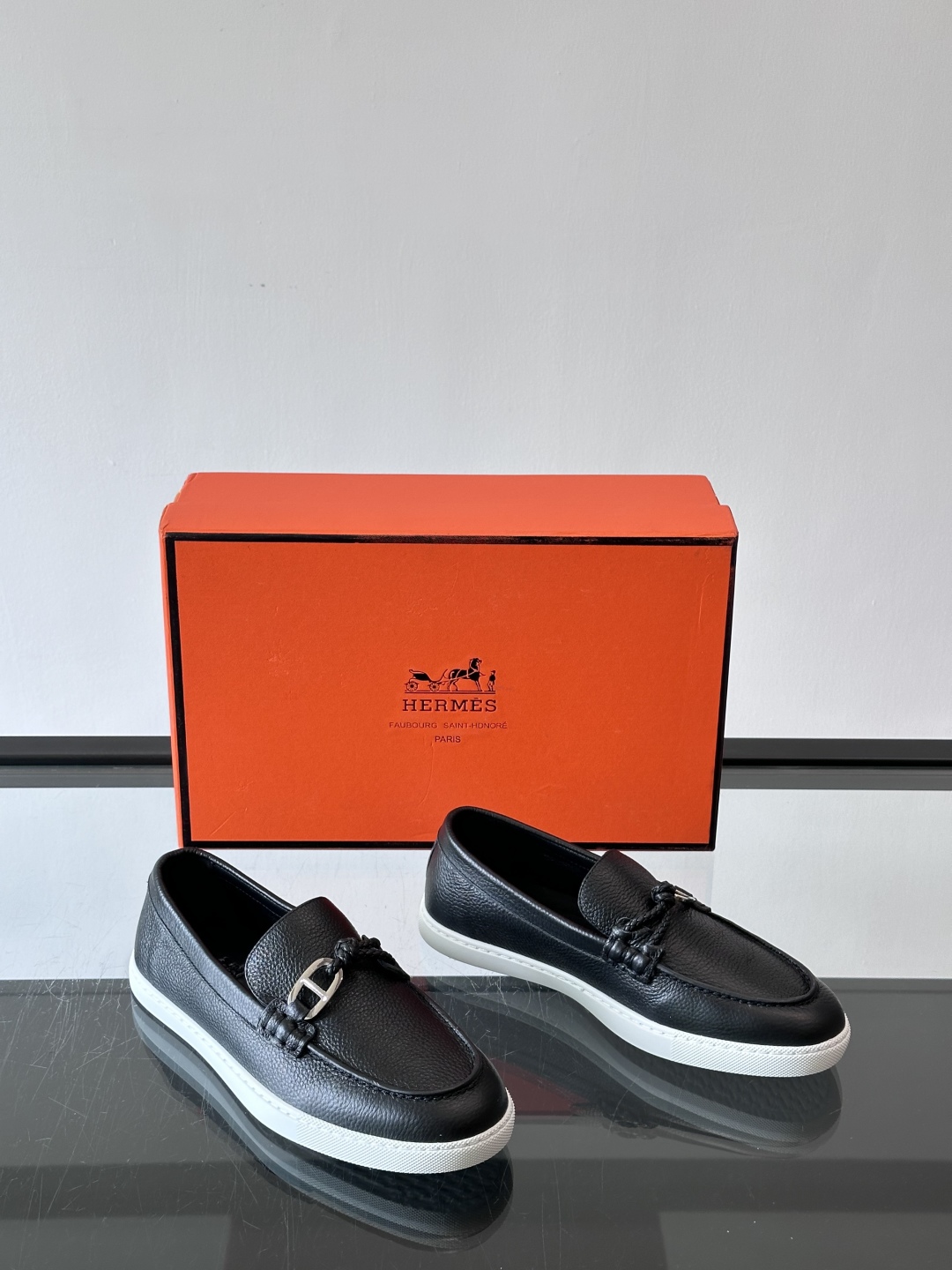 H爱马仕Ignacio乐福鞋👞。麂皮小牛皮乐福鞋，饰有皮革编绳和镀钯“Chaine d'Ancre”鞋扣
