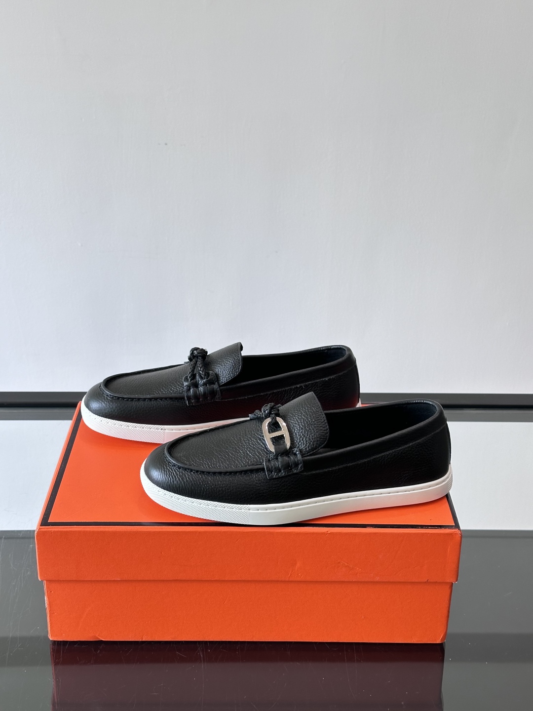 H爱马仕Ignacio乐福鞋👞。麂皮小牛皮乐福鞋，饰有皮革编绳和镀钯“Chaine d'Ancre”鞋扣