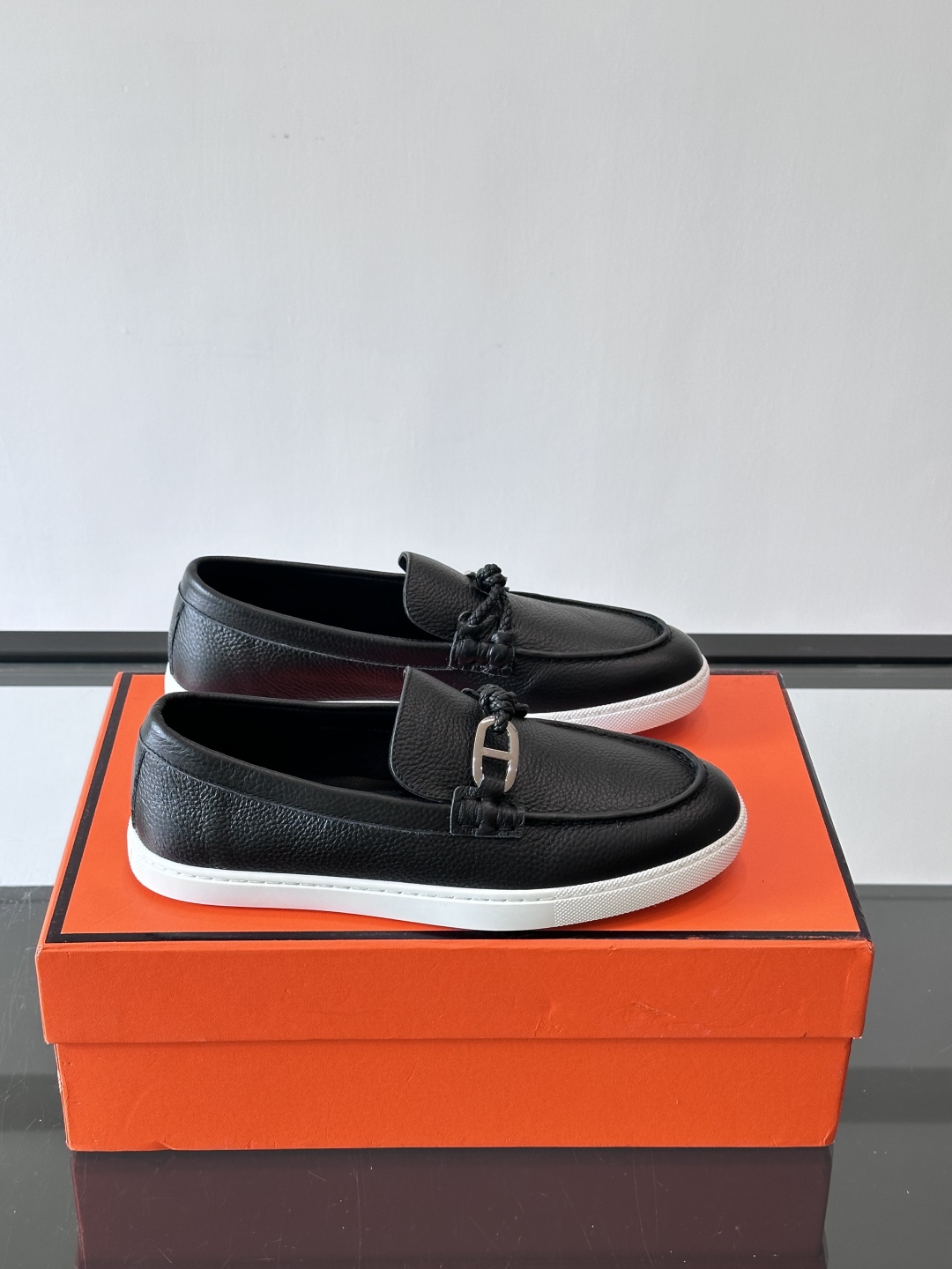 H爱马仕Ignacio乐福鞋👞。麂皮小牛皮乐福鞋，饰有皮革编绳和镀钯“Chaine d'Ancre”鞋扣