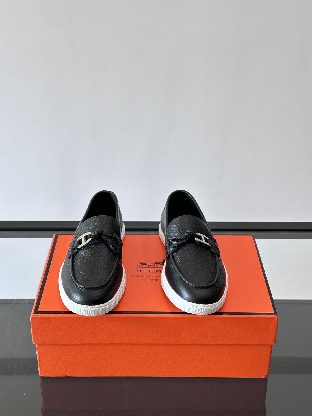 H爱马仕Ignacio乐福鞋👞。麂皮小牛皮乐福鞋，饰有皮革编绳和镀钯“Chaine d'Ancre”鞋扣
