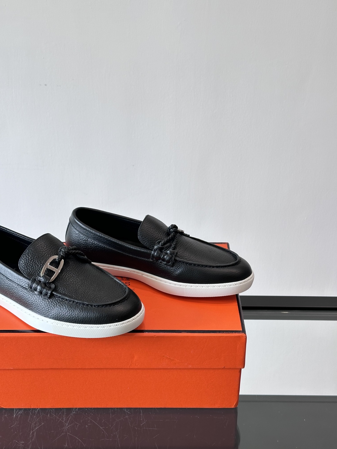 H爱马仕Ignacio乐福鞋👞。麂皮小牛皮乐福鞋，饰有皮革编绳和镀钯“Chaine d'Ancre”鞋扣