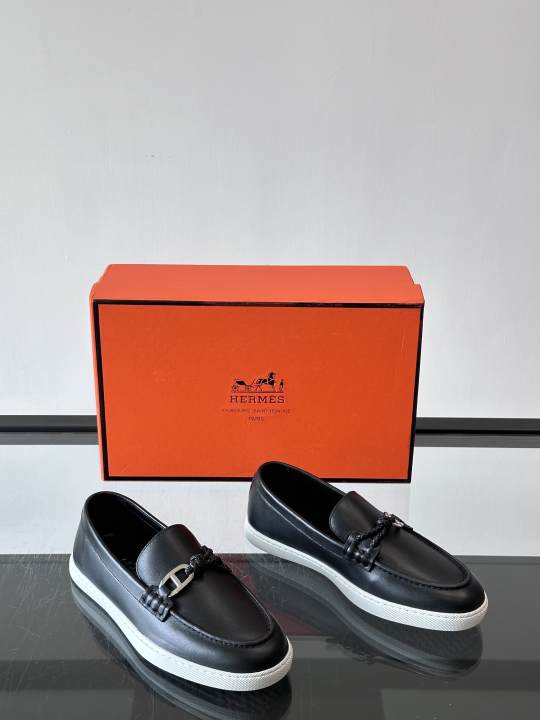 H爱马仕Ignacio乐福鞋👞。麂皮小牛皮乐福鞋，饰有皮革编绳和镀钯“Chaine d'Ancre”鞋扣