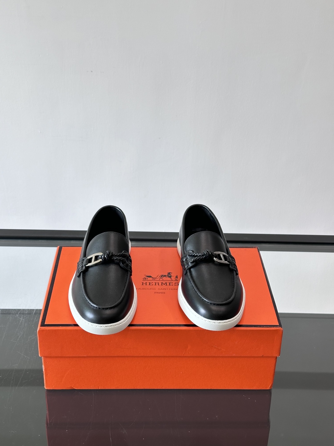 H爱马仕Ignacio乐福鞋👞。麂皮小牛皮乐福鞋，饰有皮革编绳和镀钯“Chaine d'Ancre”鞋扣