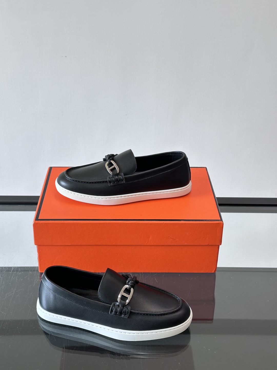 H爱马仕Ignacio乐福鞋👞。麂皮小牛皮乐福鞋，饰有皮革编绳和镀钯“Chaine d'Ancre”鞋扣