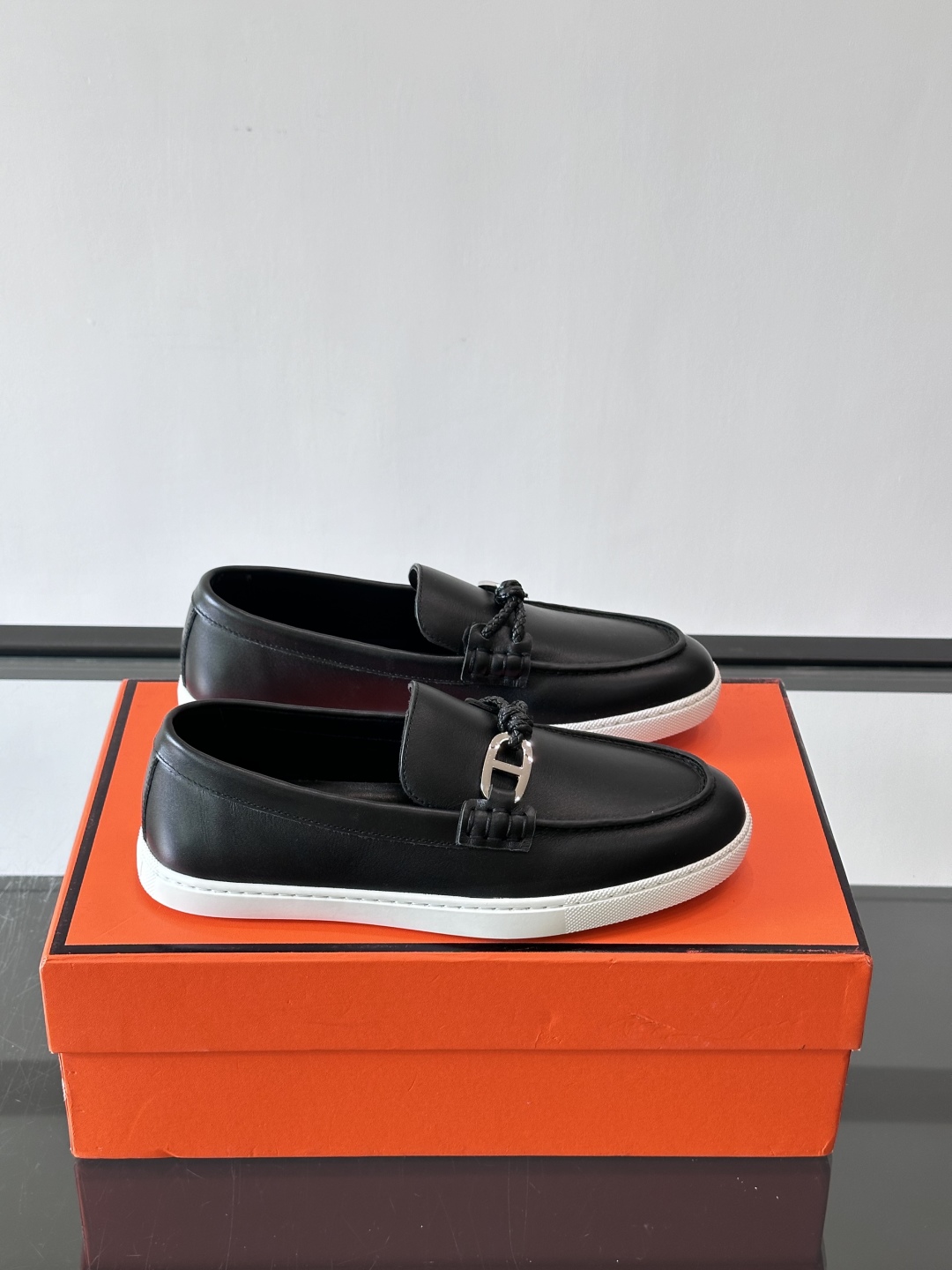 H爱马仕Ignacio乐福鞋👞。麂皮小牛皮乐福鞋，饰有皮革编绳和镀钯“Chaine d'Ancre”鞋扣