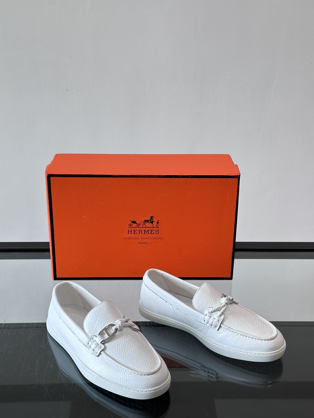 H爱马仕Ignacio乐福鞋👞。麂皮小牛皮乐福鞋，饰有皮革编绳和镀钯“Chaine d'Ancre”鞋扣