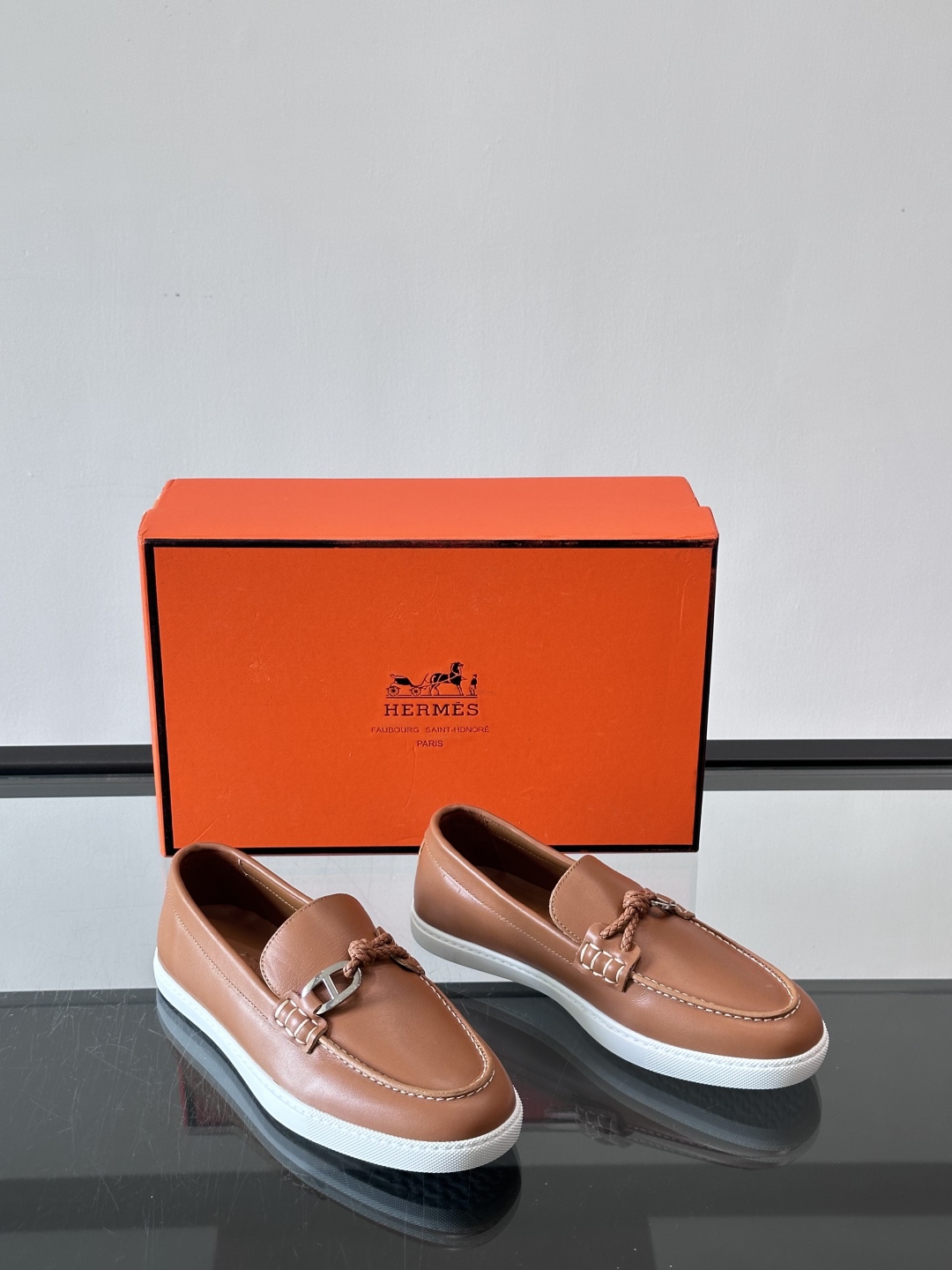 H爱马仕Ignacio乐福鞋👞。麂皮小牛皮乐福鞋，饰有皮革编绳和镀钯“Chaine d'Ancre”鞋扣