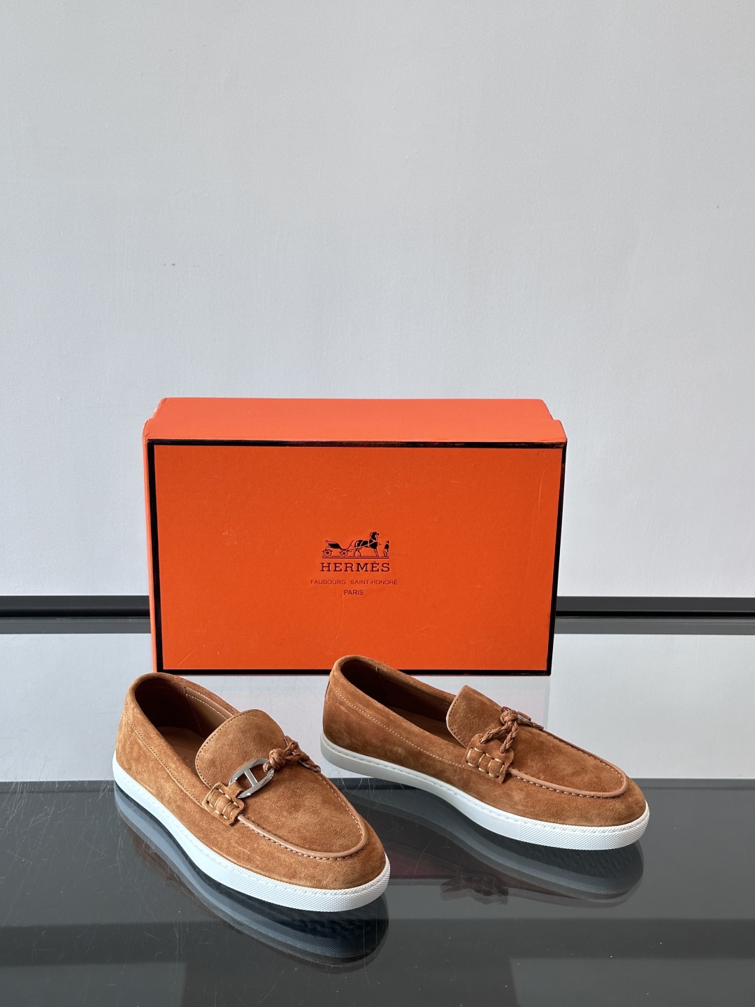 H爱马仕Ignacio乐福鞋👞。麂皮小牛皮乐福鞋，饰有皮革编绳和镀钯“Chaine d'Ancre”鞋扣