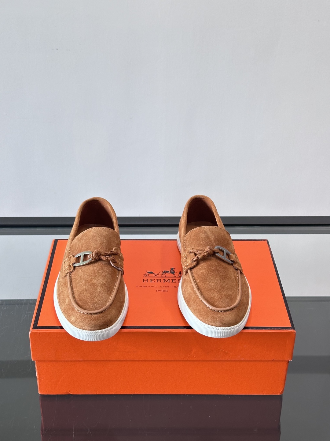 H爱马仕Ignacio乐福鞋👞。麂皮小牛皮乐福鞋，饰有皮革编绳和镀钯“Chaine d'Ancre”鞋扣