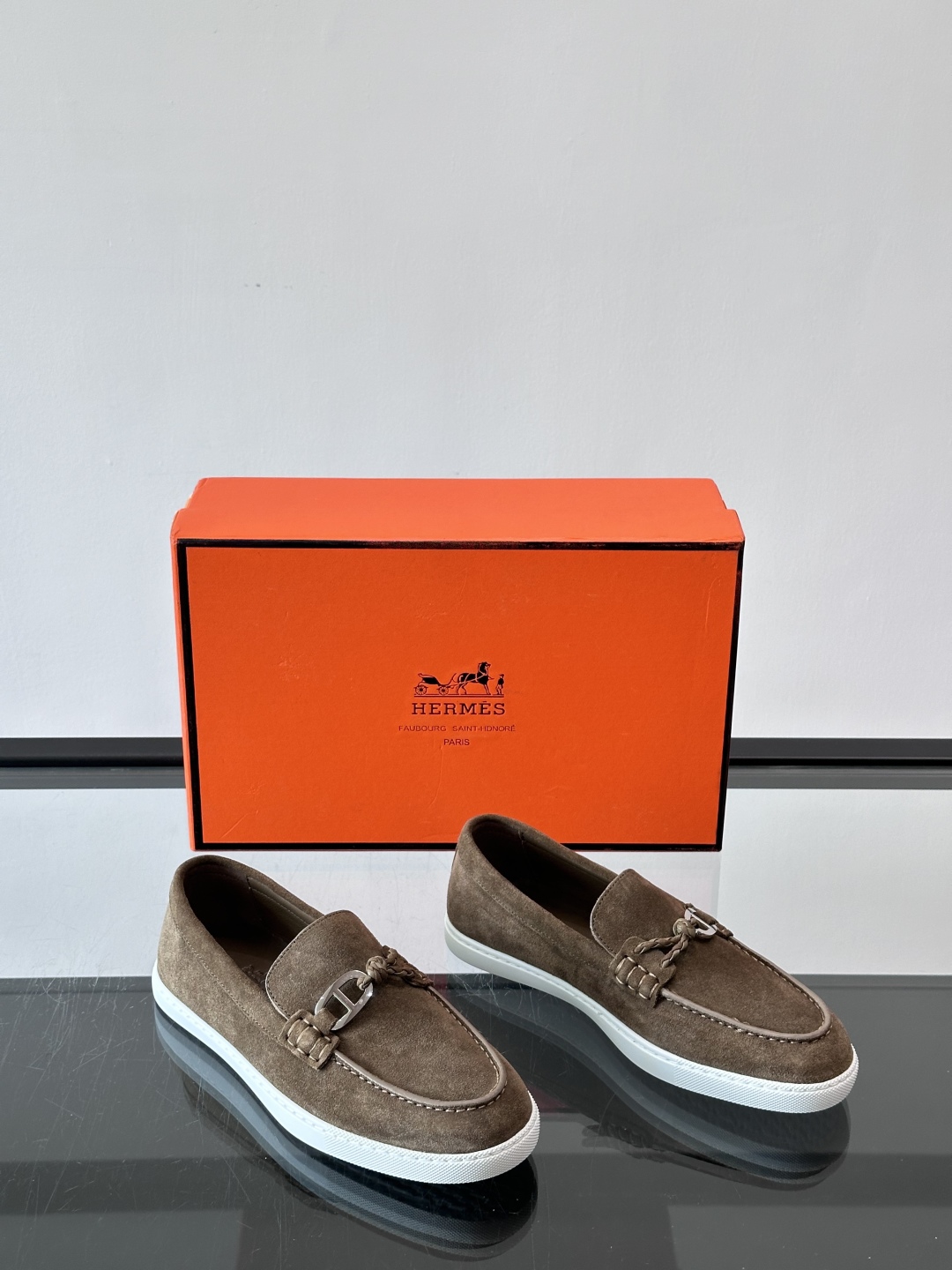 H爱马仕Ignacio乐福鞋👞。麂皮小牛皮乐福鞋，饰有皮革编绳和镀钯“Chaine d'Ancre”鞋扣