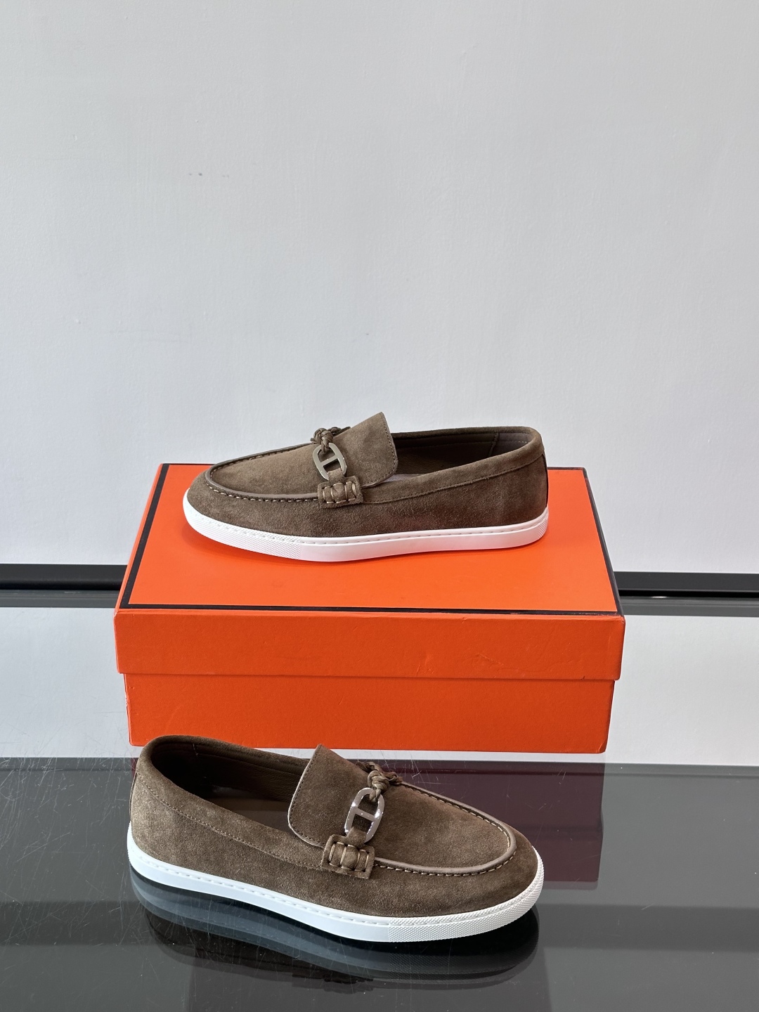 H爱马仕Ignacio乐福鞋👞。麂皮小牛皮乐福鞋，饰有皮革编绳和镀钯“Chaine d'Ancre”鞋扣