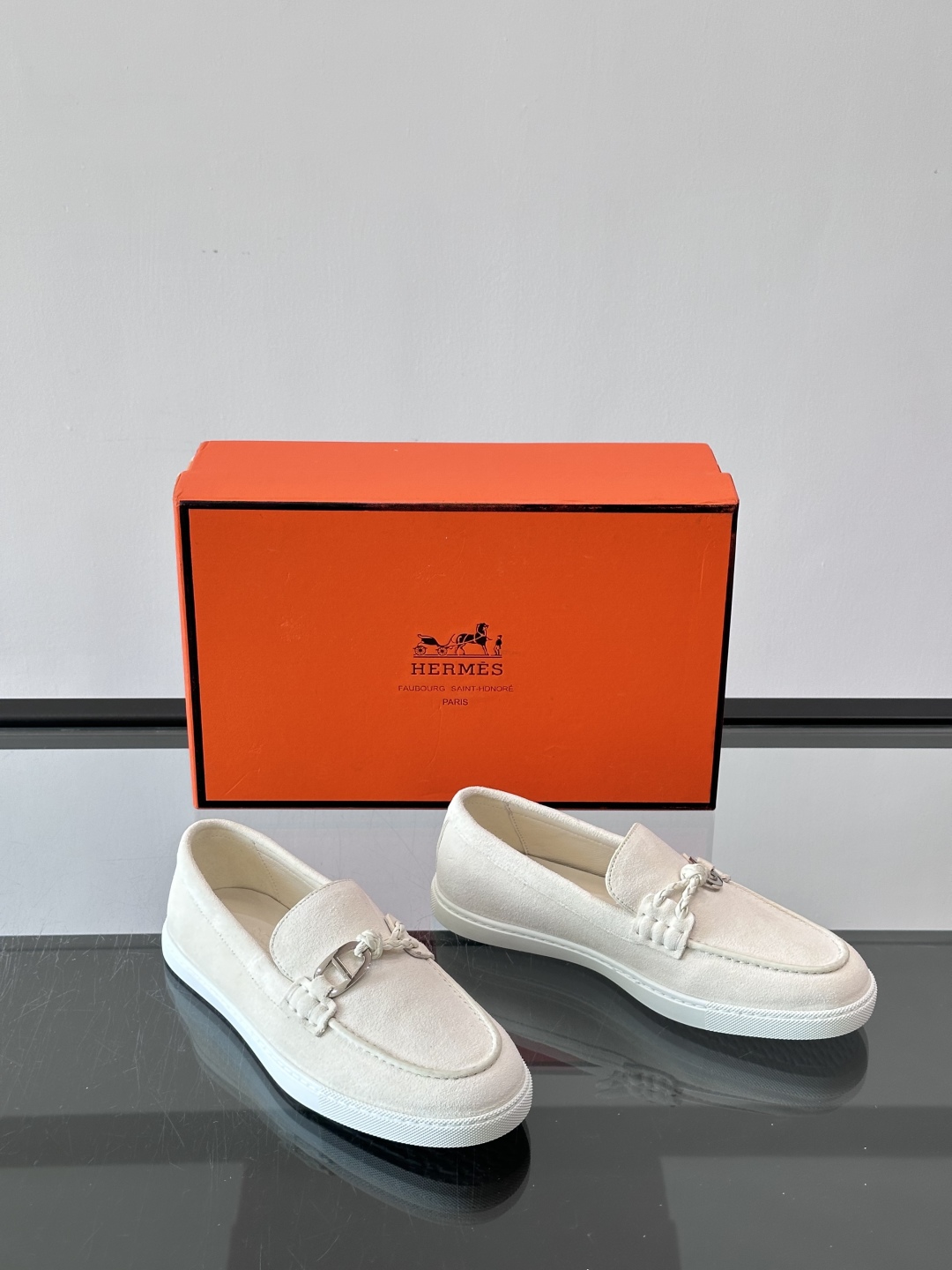 H爱马仕Ignacio乐福鞋👞。麂皮小牛皮乐福鞋，饰有皮革编绳和镀钯“Chaine d'Ancre”鞋扣