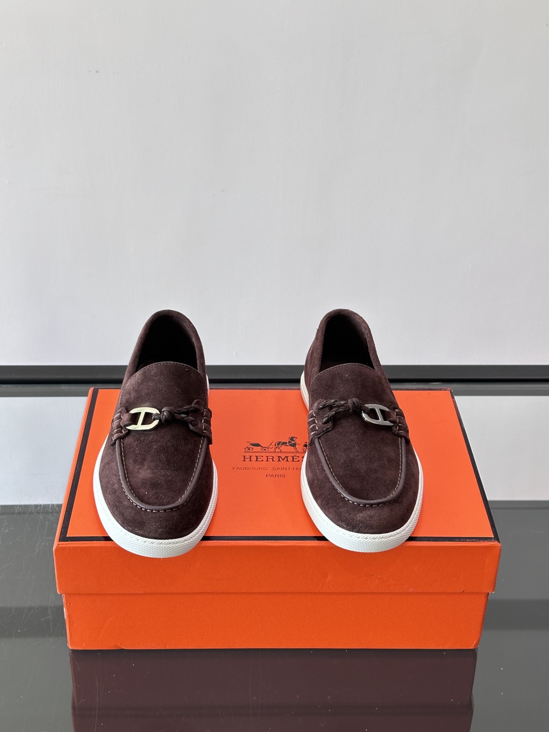 H爱马仕Ignacio乐福鞋👞。麂皮小牛皮乐福鞋，饰有皮革编绳和镀钯“Chaine d'Ancre”鞋扣