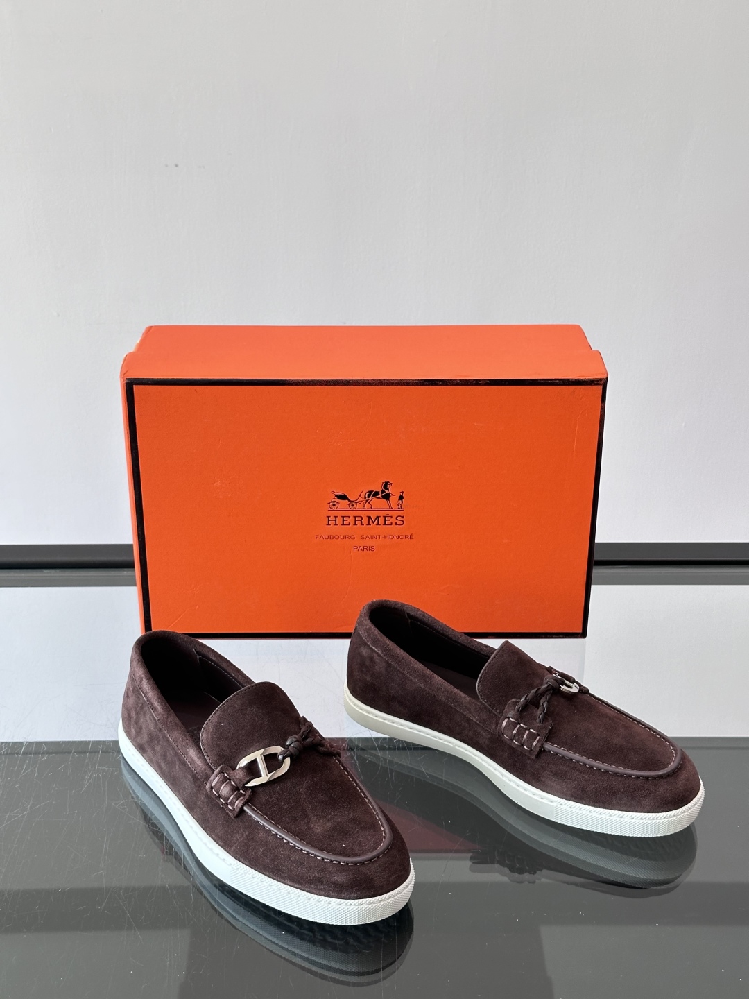 H爱马仕Ignacio乐福鞋👞。麂皮小牛皮乐福鞋，饰有皮革编绳和镀钯“Chaine d'Ancre”鞋扣