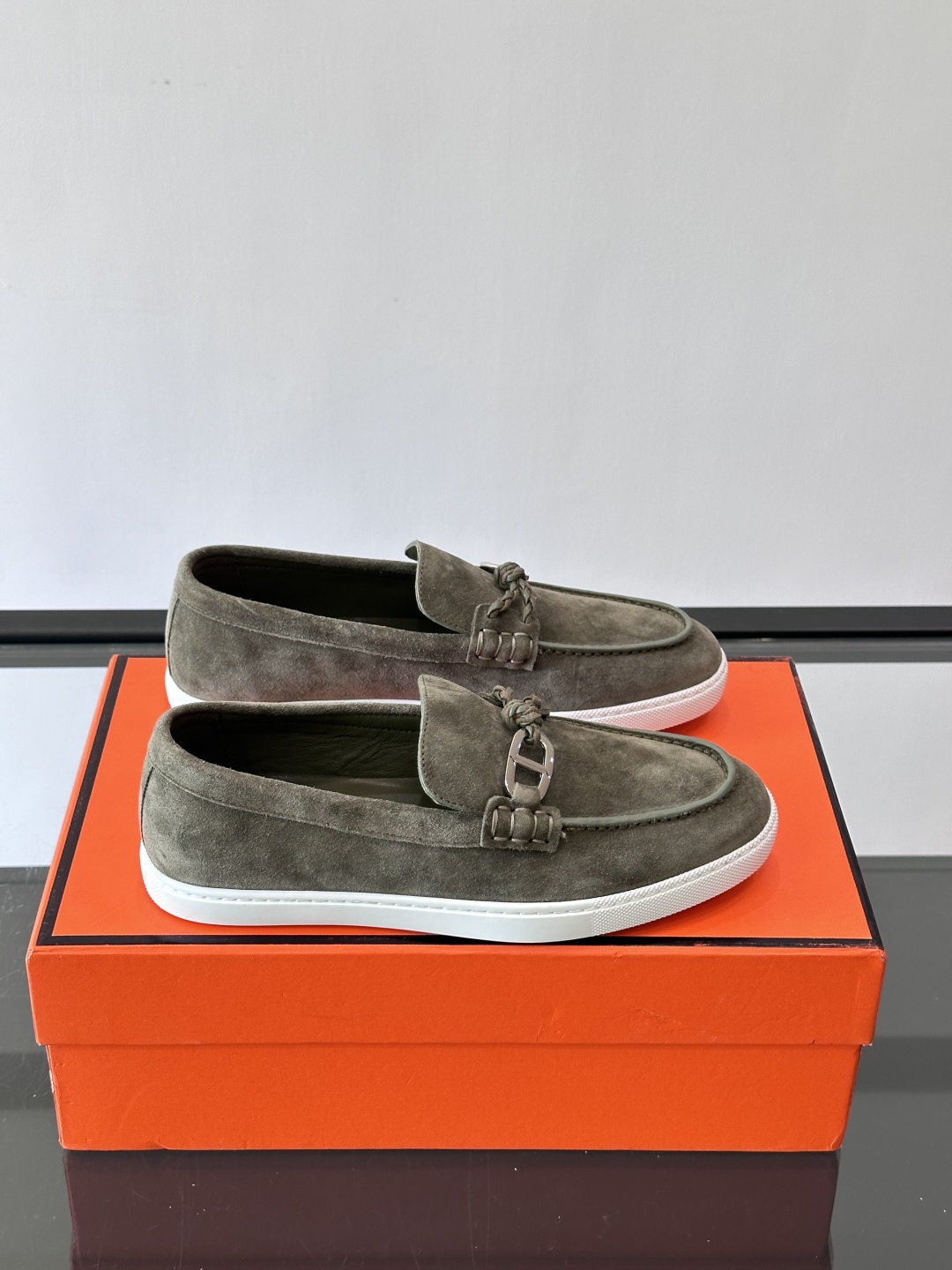 H爱马仕Ignacio乐福鞋👞。麂皮小牛皮乐福鞋，饰有皮革编绳和镀钯“Chaine d'Ancre”鞋扣