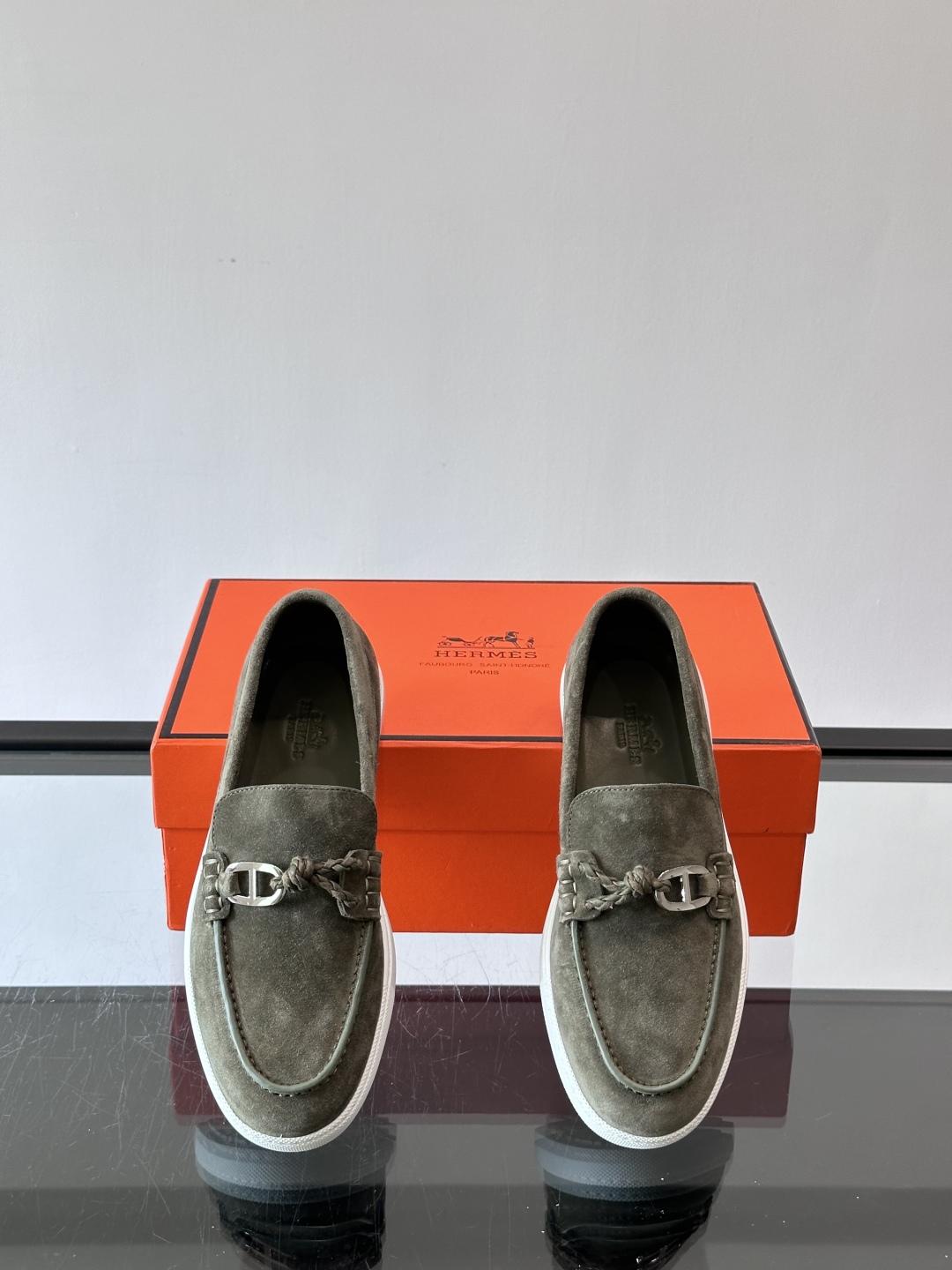 H爱马仕Ignacio乐福鞋👞。麂皮小牛皮乐福鞋，饰有皮革编绳和镀钯“Chaine d'Ancre”鞋扣