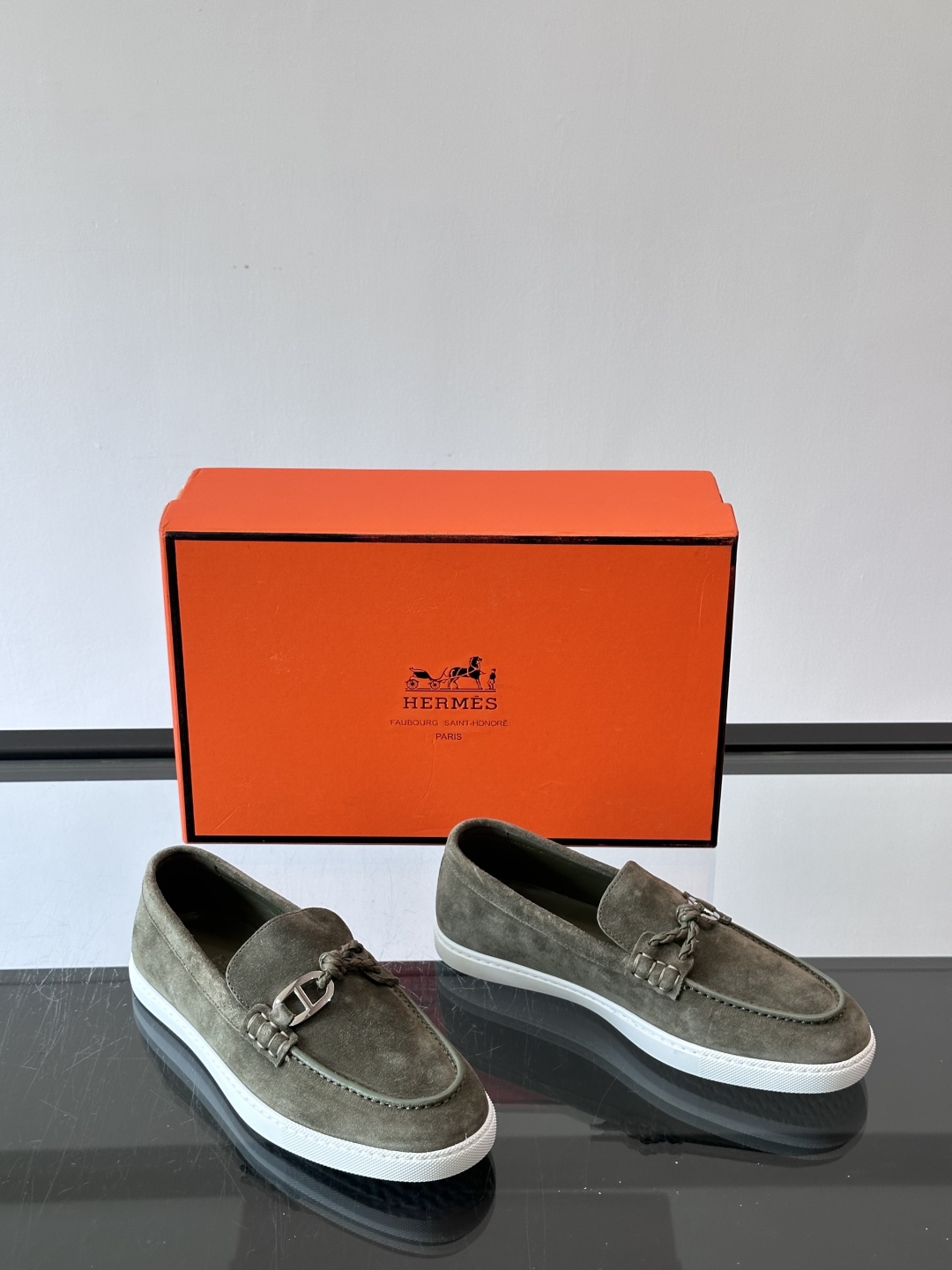 H爱马仕Ignacio乐福鞋👞。麂皮小牛皮乐福鞋，饰有皮革编绳和镀钯“Chaine d'Ancre”鞋扣
