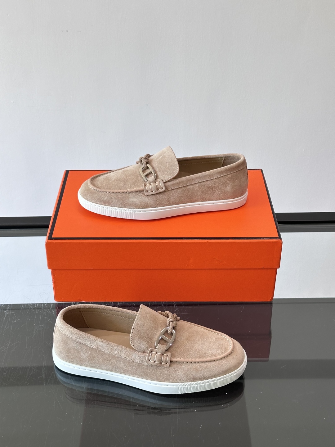 H爱马仕Ignacio乐福鞋👞。麂皮小牛皮乐福鞋，饰有皮革编绳和镀钯“Chaine d'Ancre”鞋扣