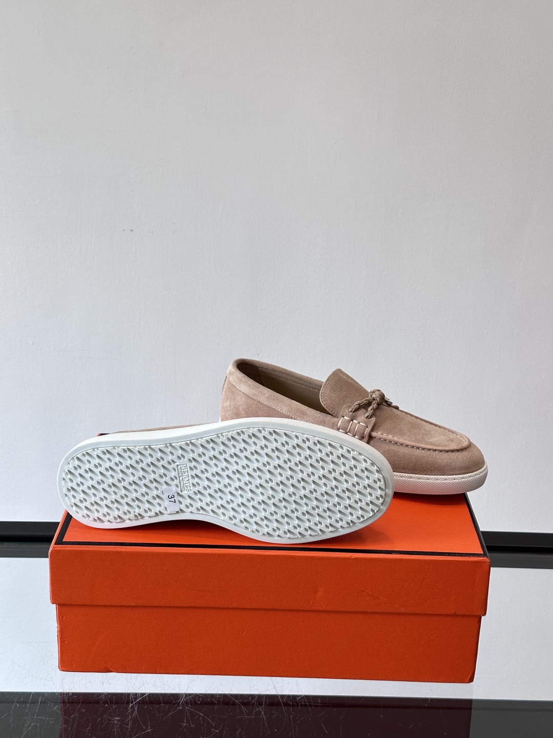 H爱马仕Ignacio乐福鞋👞。麂皮小牛皮乐福鞋，饰有皮革编绳和镀钯“Chaine d'Ancre”鞋扣