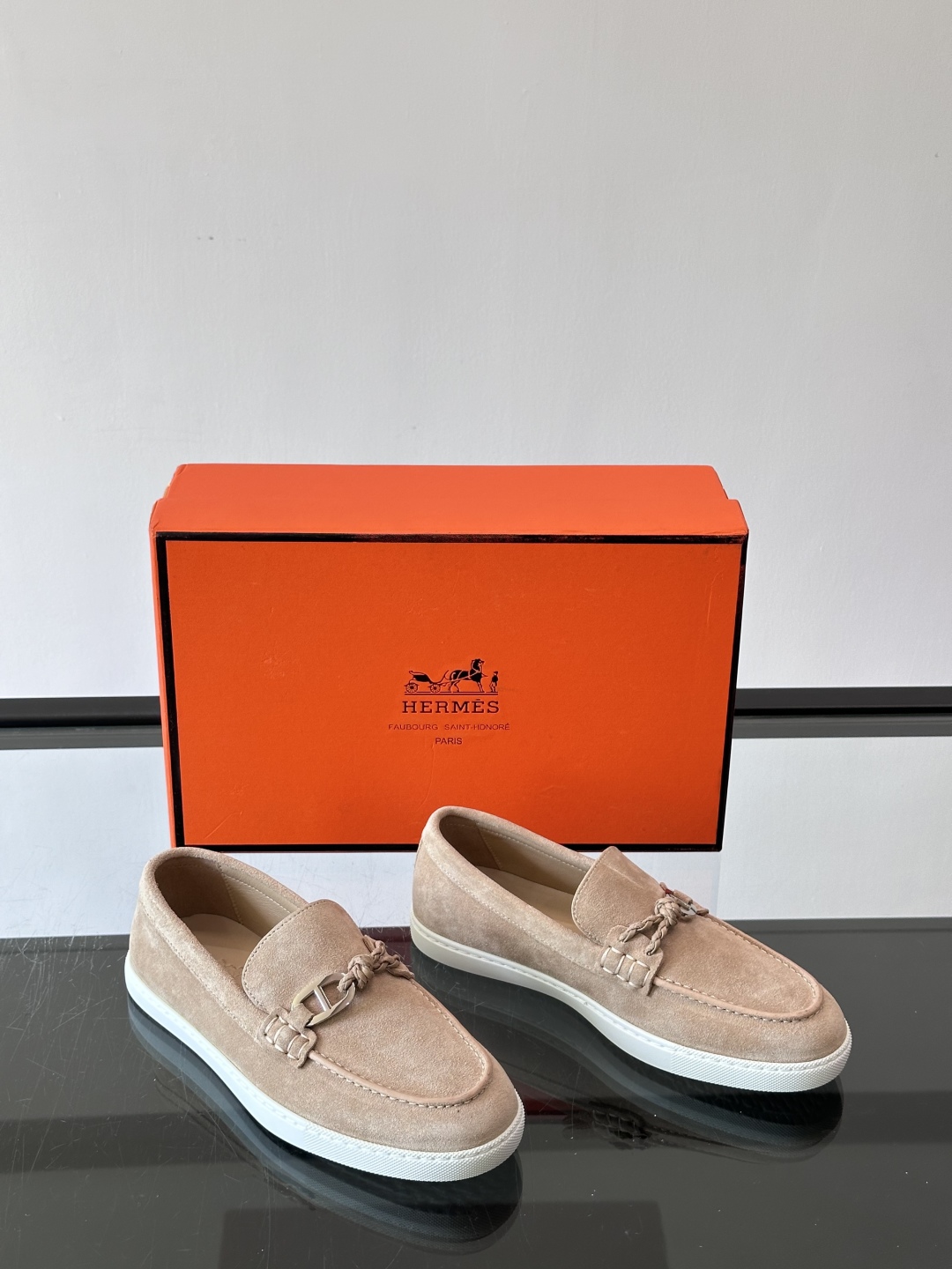 H爱马仕Ignacio乐福鞋👞。麂皮小牛皮乐福鞋，饰有皮革编绳和镀钯“Chaine d'Ancre”鞋扣