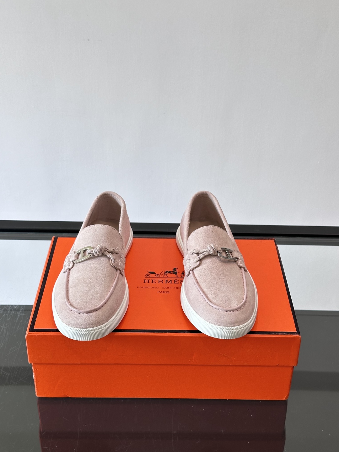 H爱马仕Ignacio乐福鞋👞。麂皮小牛皮乐福鞋，饰有皮革编绳和镀钯“Chaine d'Ancre”鞋扣