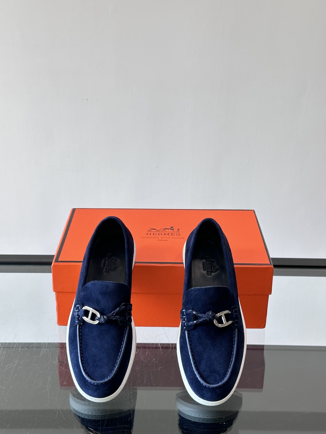 H爱马仕Ignacio乐福鞋👞。麂皮小牛皮乐福鞋，饰有皮革编绳和镀钯“Chaine d'Ancre”鞋扣