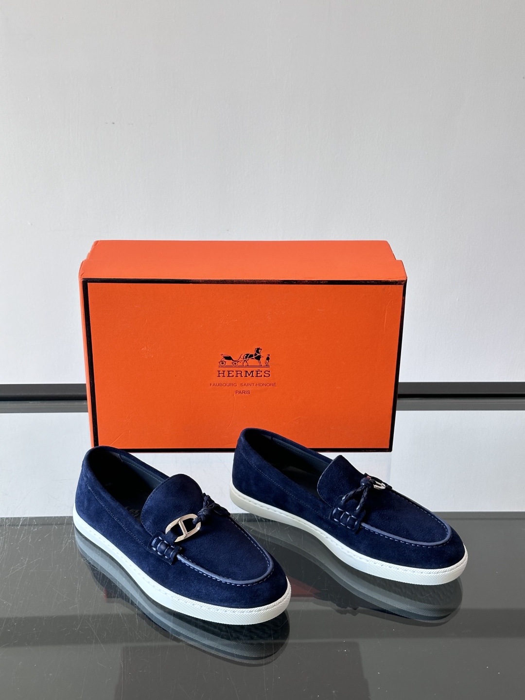 H爱马仕Ignacio乐福鞋👞。麂皮小牛皮乐福鞋，饰有皮革编绳和镀钯“Chaine d'Ancre”鞋扣