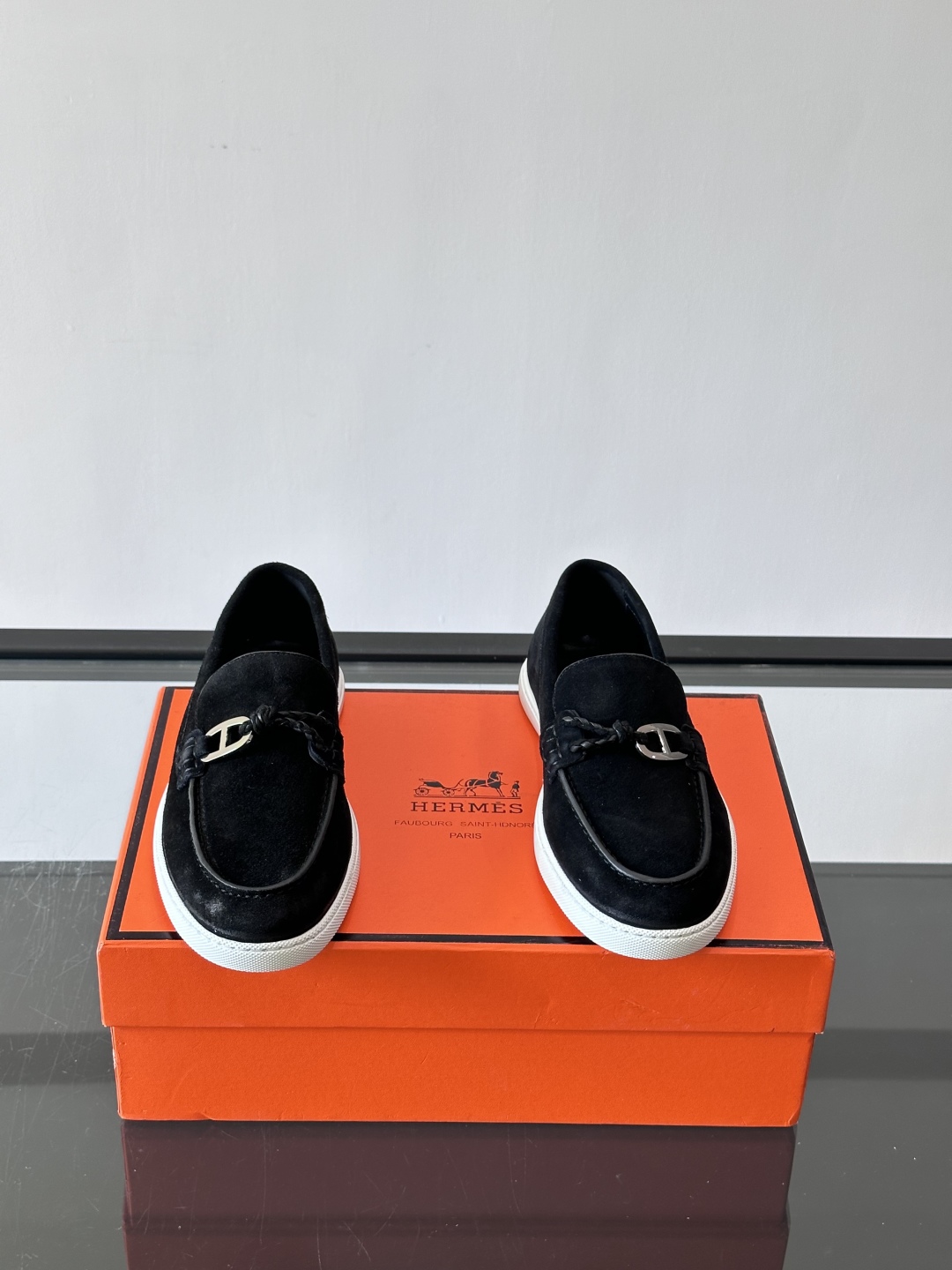 H爱马仕Ignacio乐福鞋👞。麂皮小牛皮乐福鞋，饰有皮革编绳和镀钯“Chaine d'Ancre”鞋扣