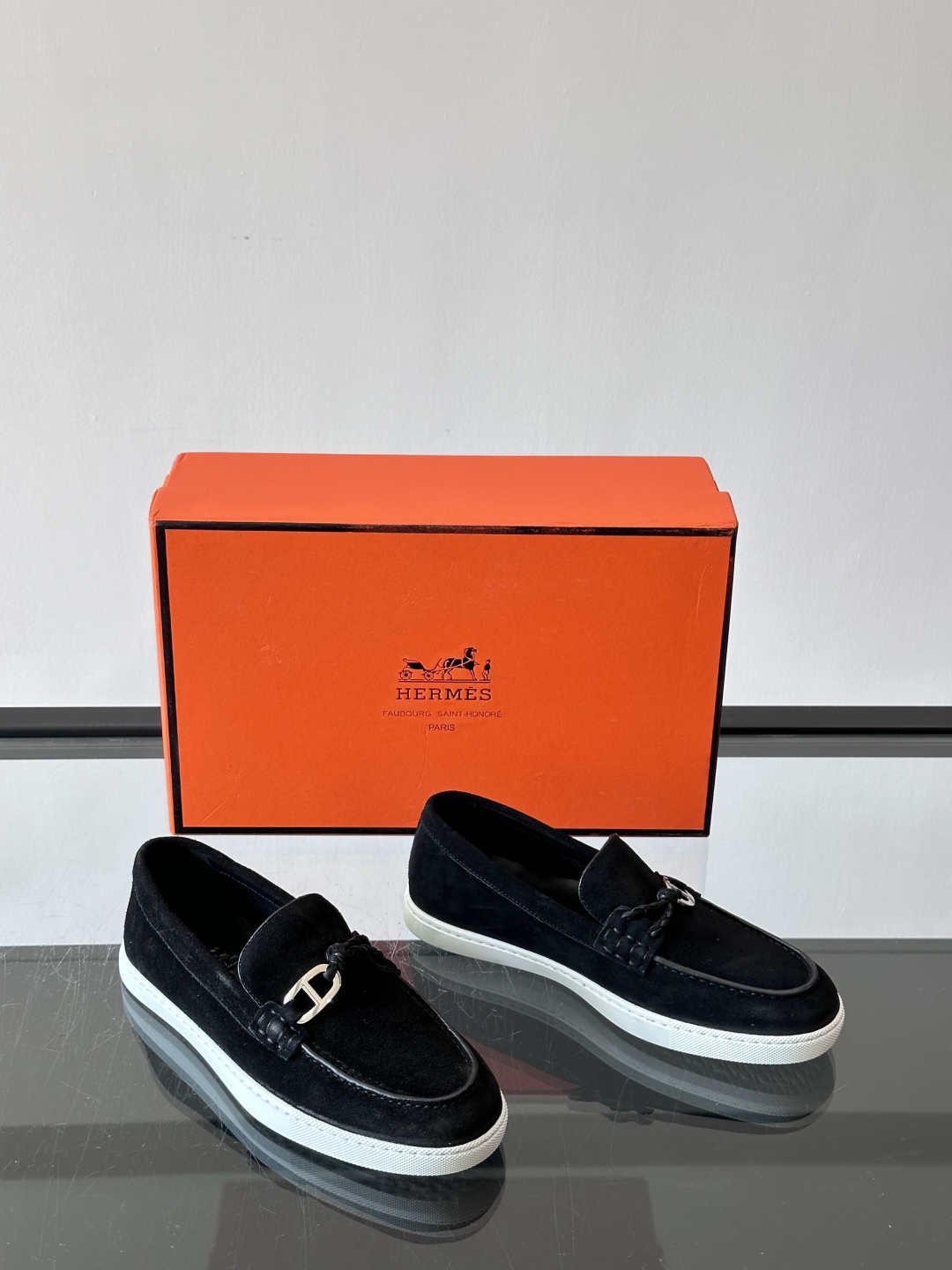 H爱马仕Ignacio乐福鞋👞。麂皮小牛皮乐福鞋，饰有皮革编绳和镀钯“Chaine d'Ancre”鞋扣