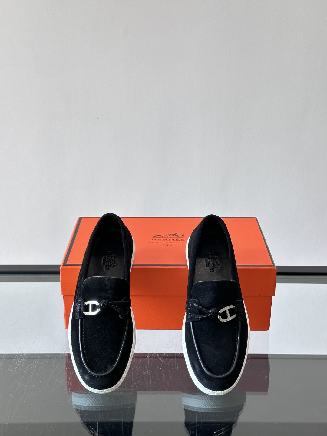 H爱马仕Ignacio乐福鞋👞。麂皮小牛皮乐福鞋，饰有皮革编绳和镀钯“Chaine d'Ancre”鞋扣