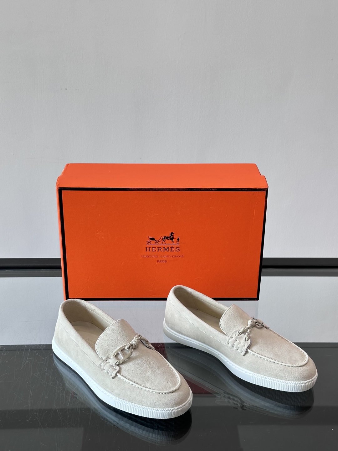 H爱马仕Ignacio乐福鞋👞。麂皮小牛皮乐福鞋，饰有皮革编绳和镀钯“Chaine d'Ancre”鞋扣