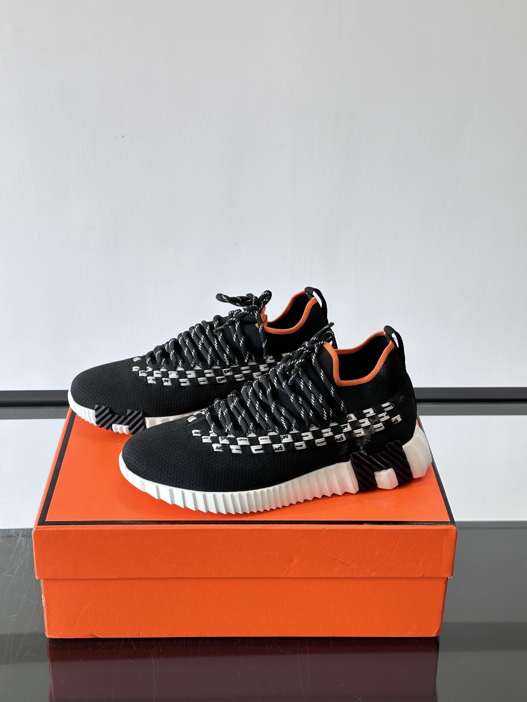 H爱马仕Flex免系带运动鞋👟鞋履系列针织免系带运动鞋，饰有编织Bolduc细节。轻盈鞋底装饰撞色图案，