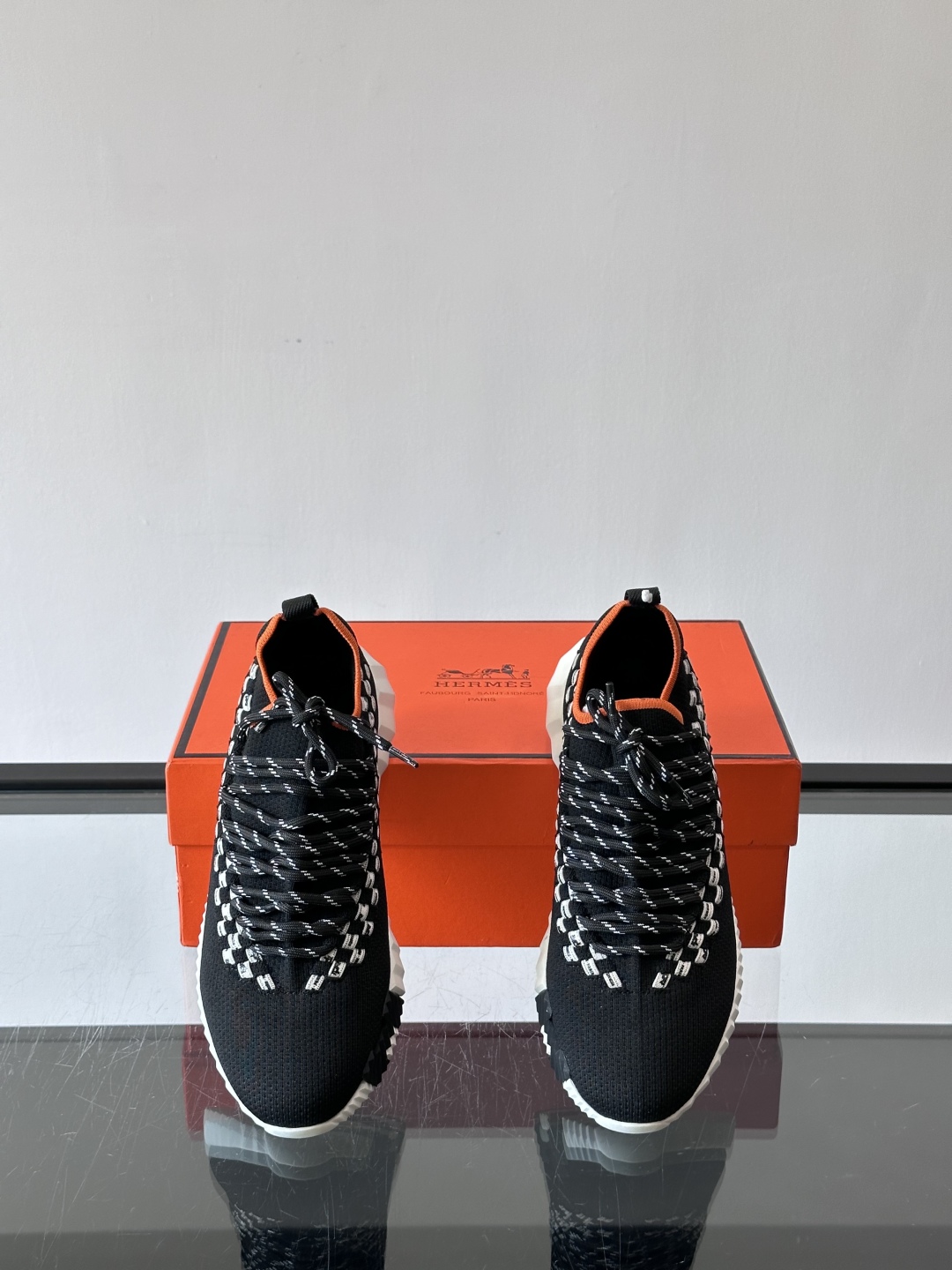 H爱马仕Flex免系带运动鞋👟鞋履系列针织免系带运动鞋，饰有编织Bolduc细节。轻盈鞋底装饰撞色图案，