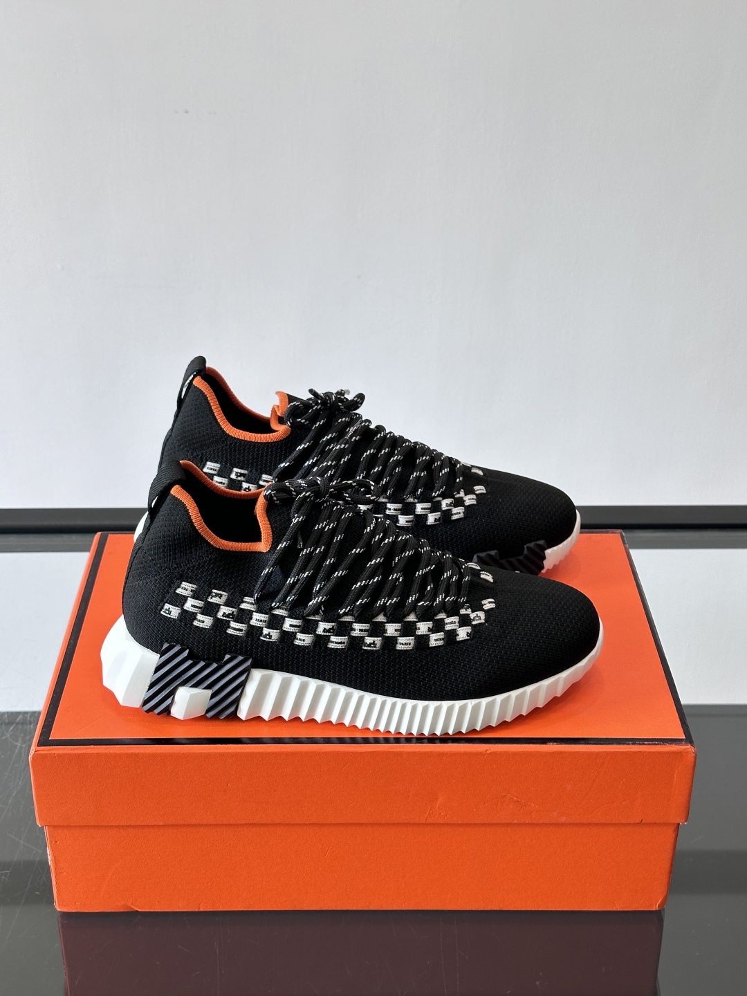 H爱马仕Flex免系带运动鞋👟鞋履系列针织免系带运动鞋，饰有编织Bolduc细节。轻盈鞋底装饰撞色图案，
