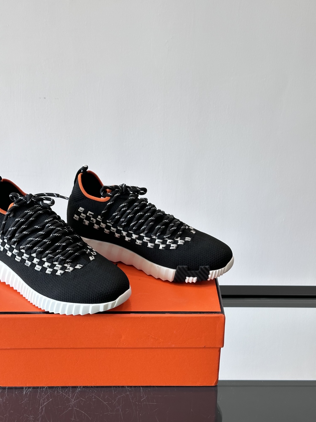 H爱马仕Flex免系带运动鞋👟鞋履系列针织免系带运动鞋，饰有编织Bolduc细节。轻盈鞋底装饰撞色图案，