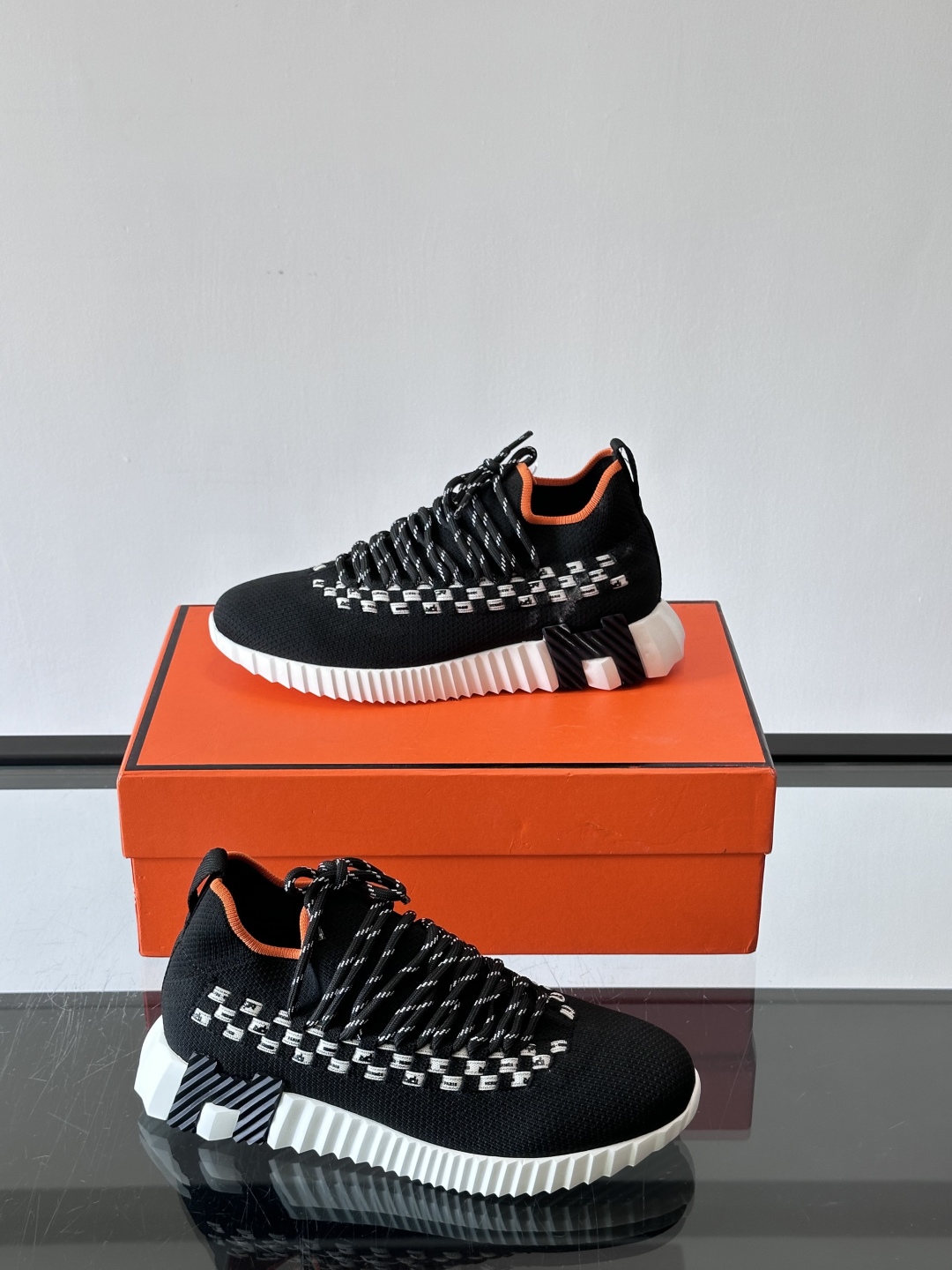 H爱马仕Flex免系带运动鞋👟鞋履系列针织免系带运动鞋，饰有编织Bolduc细节。轻盈鞋底装饰撞色图案，