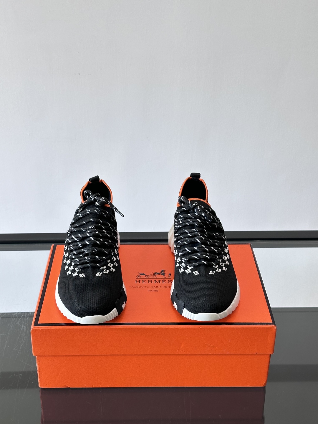 H爱马仕Flex免系带运动鞋👟鞋履系列针织免系带运动鞋，饰有编织Bolduc细节。轻盈鞋底装饰撞色图案，