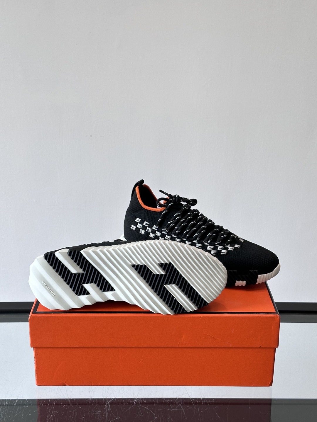 H爱马仕Flex免系带运动鞋👟鞋履系列针织免系带运动鞋，饰有编织Bolduc细节。轻盈鞋底装饰撞色图案，
