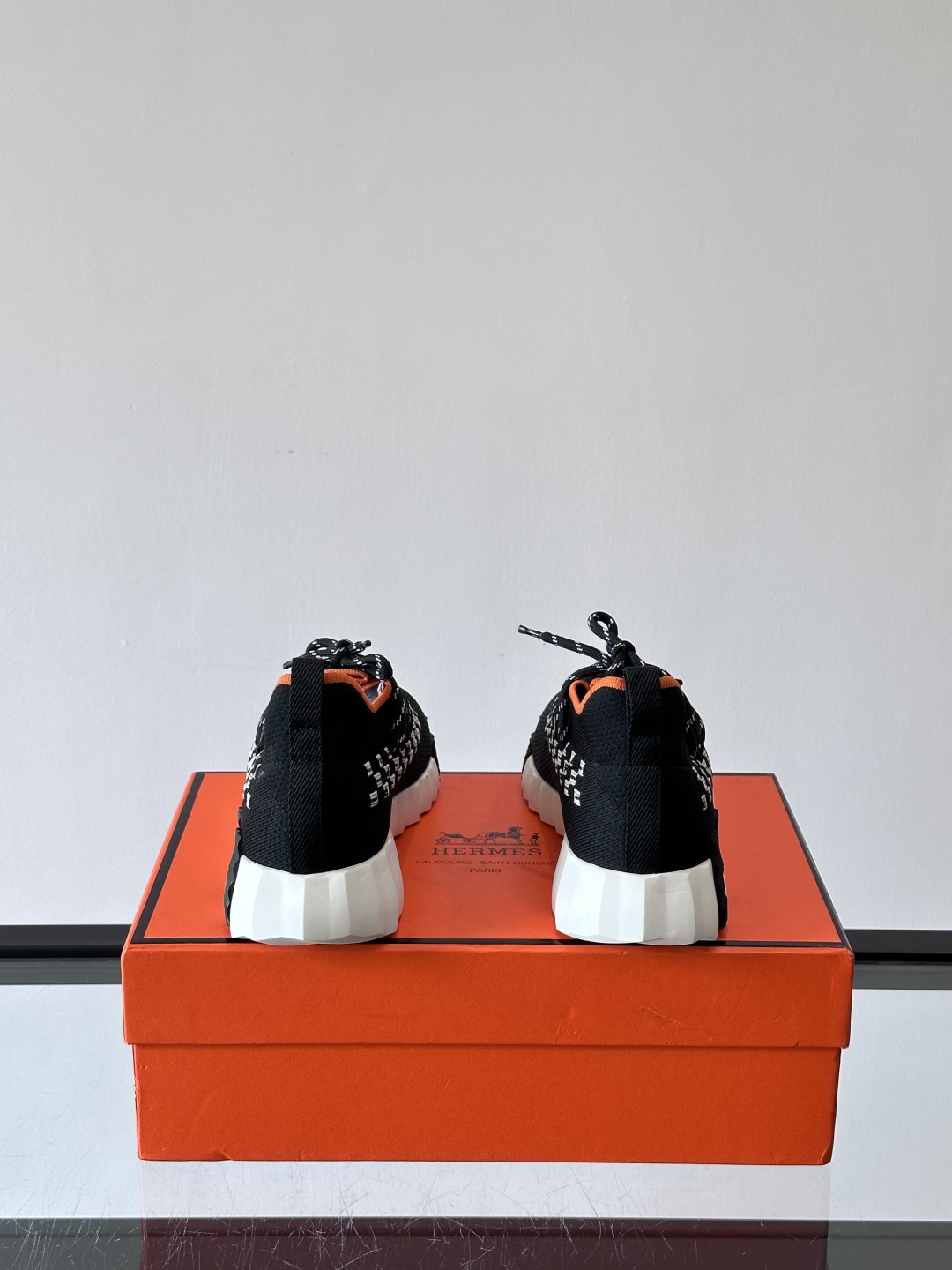 H爱马仕Flex免系带运动鞋👟鞋履系列针织免系带运动鞋，饰有编织Bolduc细节。轻盈鞋底装饰撞色图案，