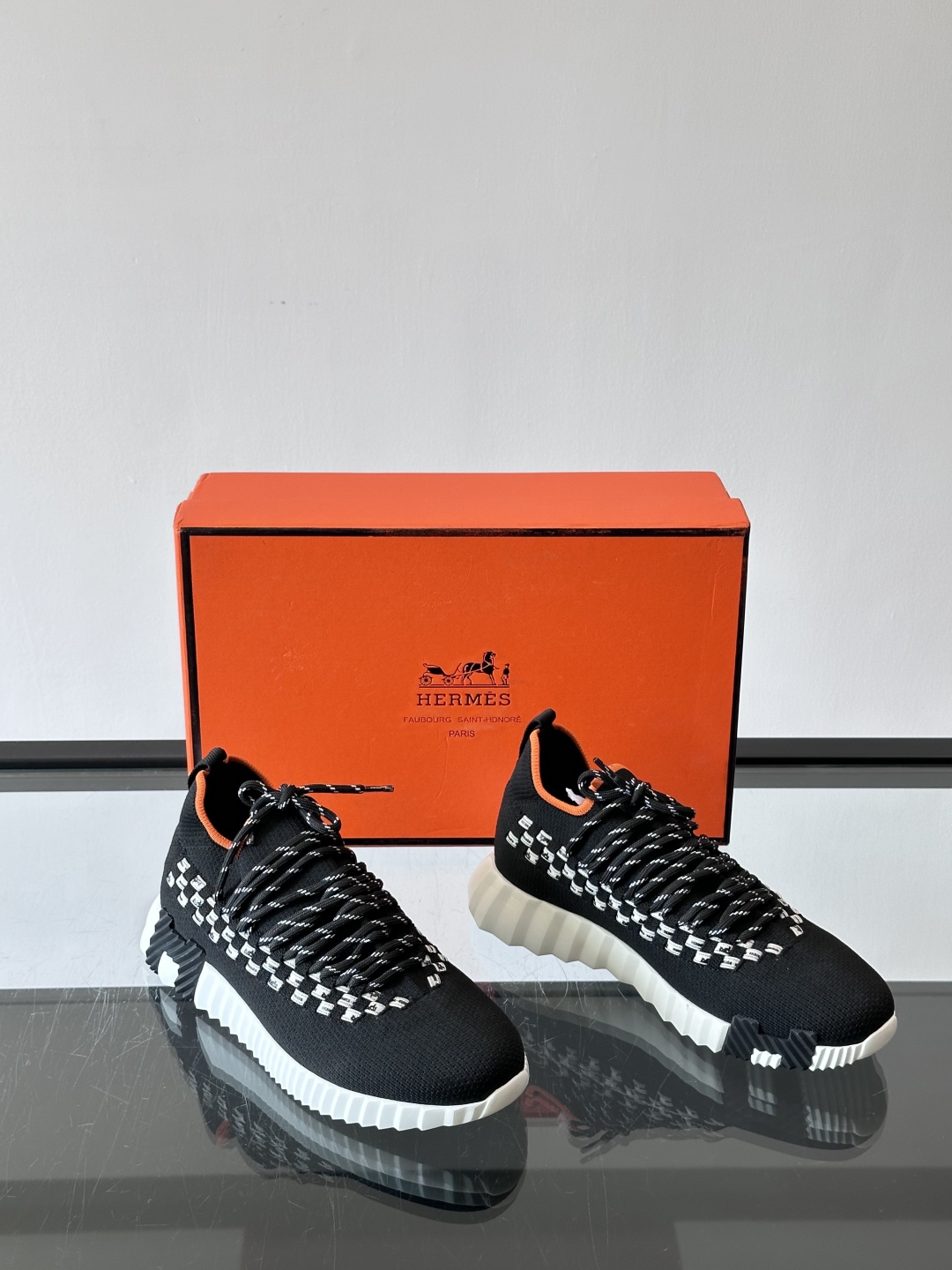 H爱马仕Flex免系带运动鞋👟鞋履系列针织免系带运动鞋，饰有编织Bolduc细节。轻盈鞋底装饰撞色图案，
