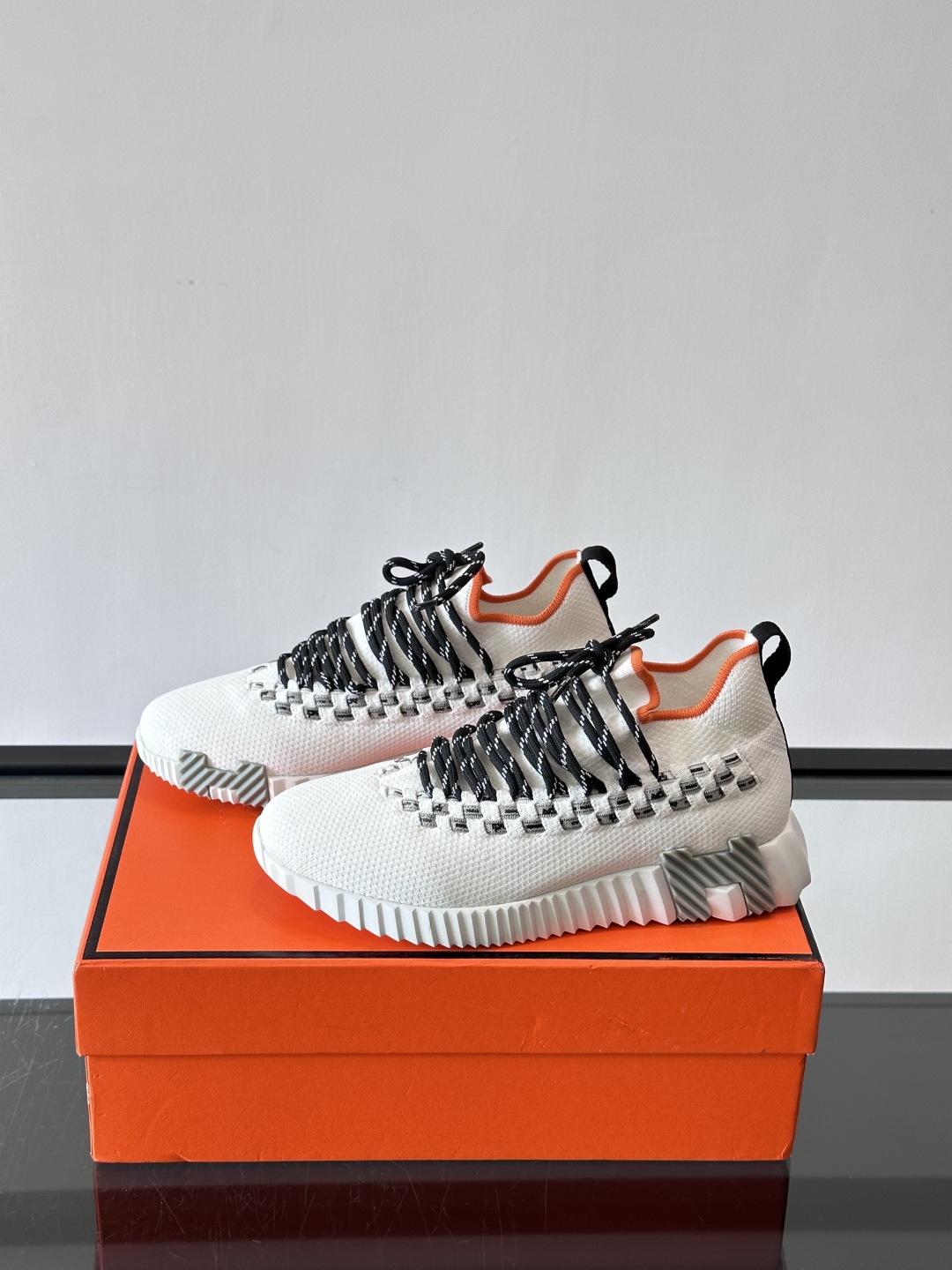H爱马仕Flex免系带运动鞋👟鞋履系列针织免系带运动鞋，饰有编织Bolduc细节。轻盈鞋底装饰撞色图案，