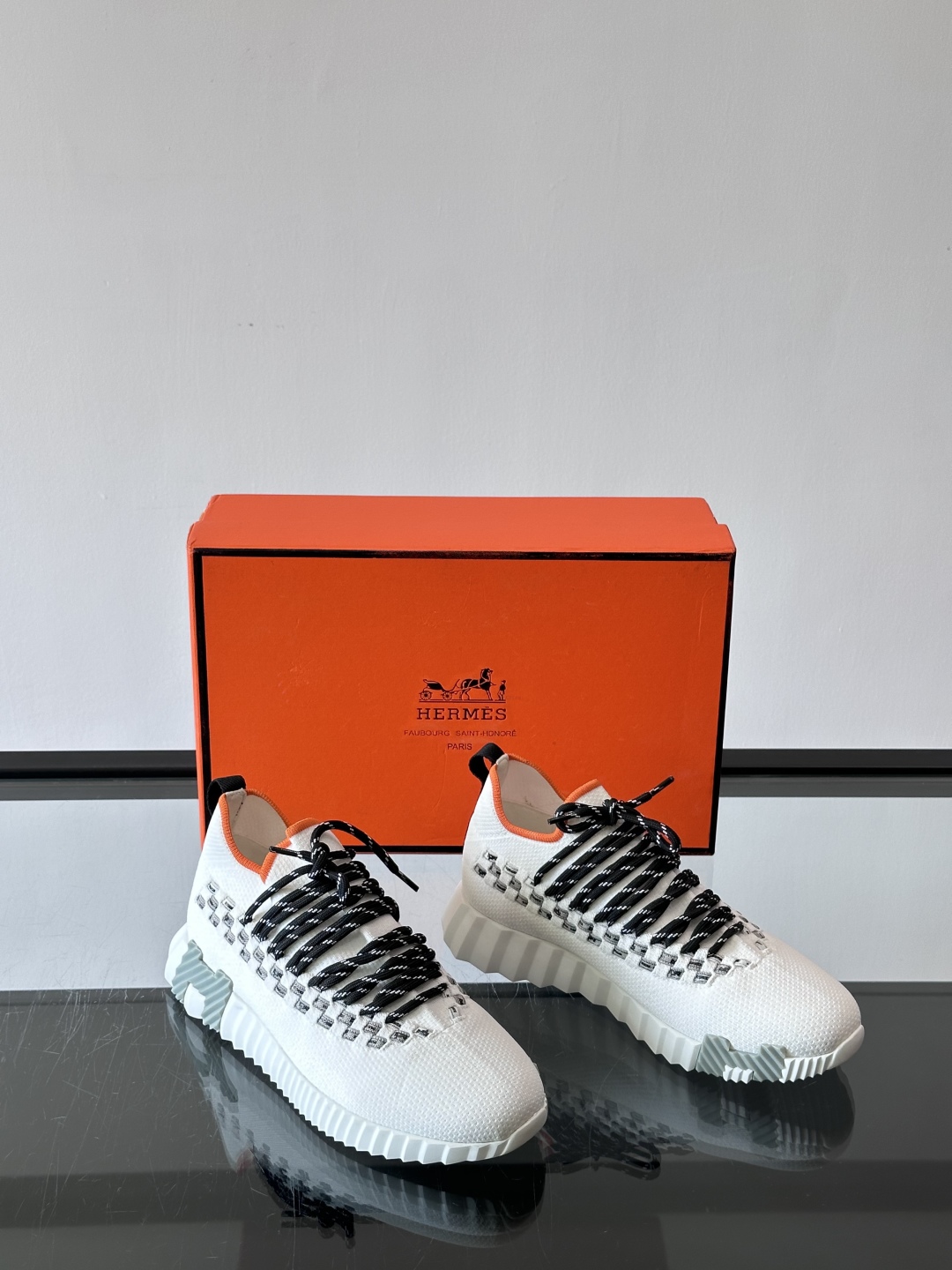 H爱马仕Flex免系带运动鞋👟鞋履系列针织免系带运动鞋，饰有编织Bolduc细节。轻盈鞋底装饰撞色图案，