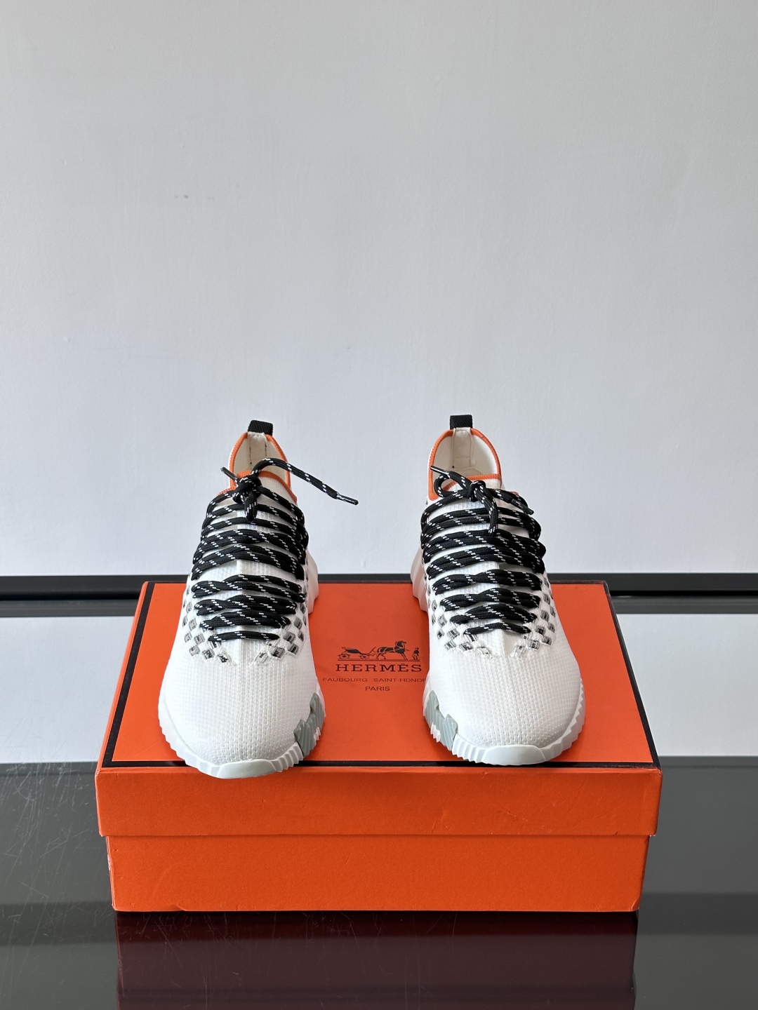 H爱马仕Flex免系带运动鞋👟鞋履系列针织免系带运动鞋，饰有编织Bolduc细节。轻盈鞋底装饰撞色图案，