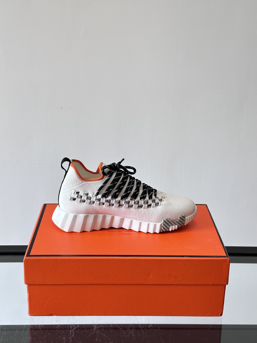 H爱马仕Flex免系带运动鞋👟鞋履系列针织免系带运动鞋，饰有编织Bolduc细节。轻盈鞋底装饰撞色图案，